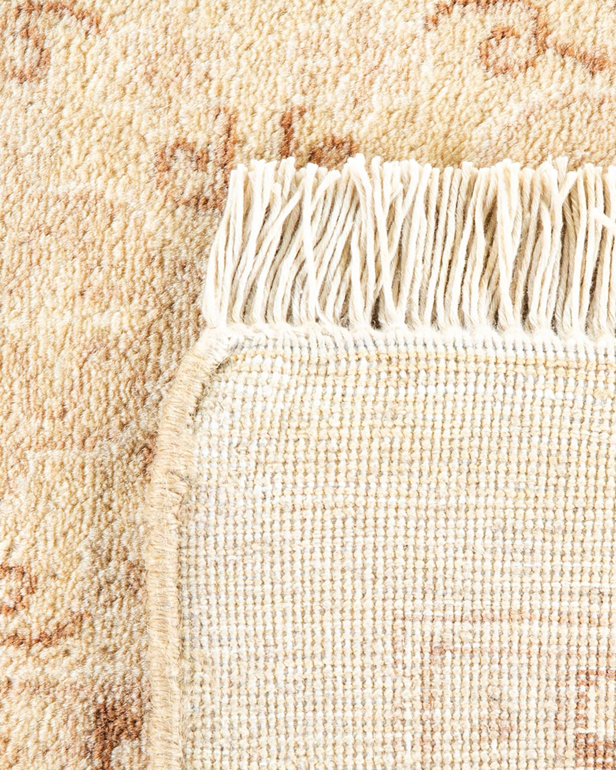 Noué à la main Tapis traditionnel ivoire Mogul unique en son genre fabriqué à la main en vente