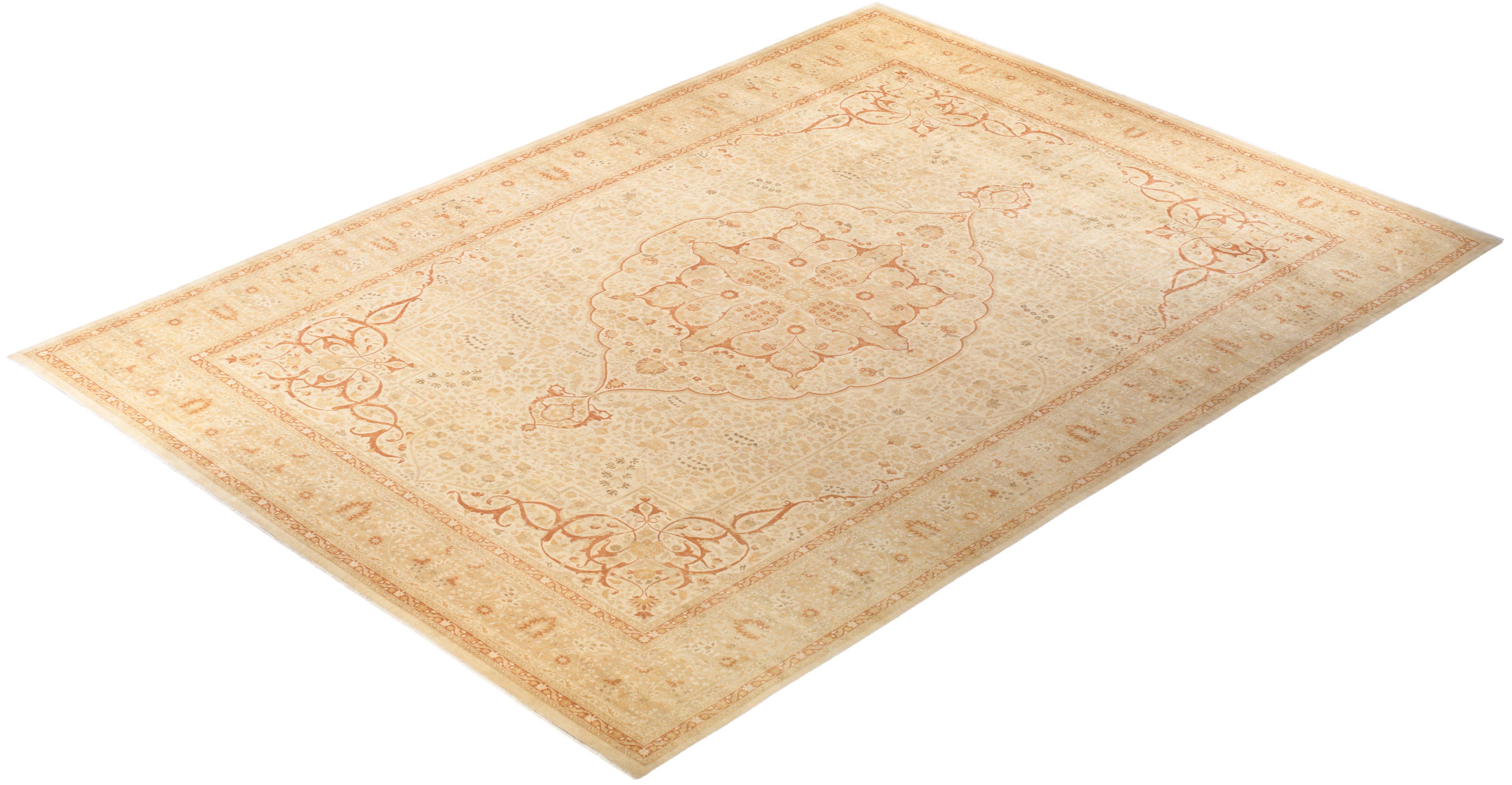 Con palette sobrie e disegni allover, i tappeti della Collezione Mogul doneranno una raffinatezza senza tempo a qualsiasi stanza. Influenzati da uno spettro di disegni turchi, indiani e persiani, gli artigiani che tessono a mano questi tappeti di