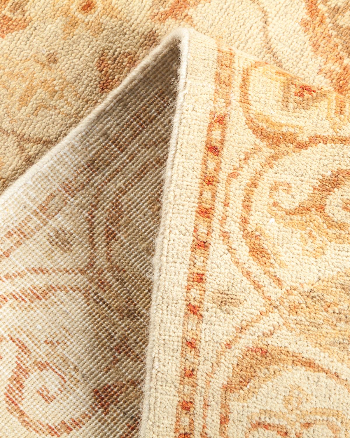 Traditioneller handgefertigter elfenbeinfarbener Mogul-Teppich, Unikat (Pakistanisch) im Angebot