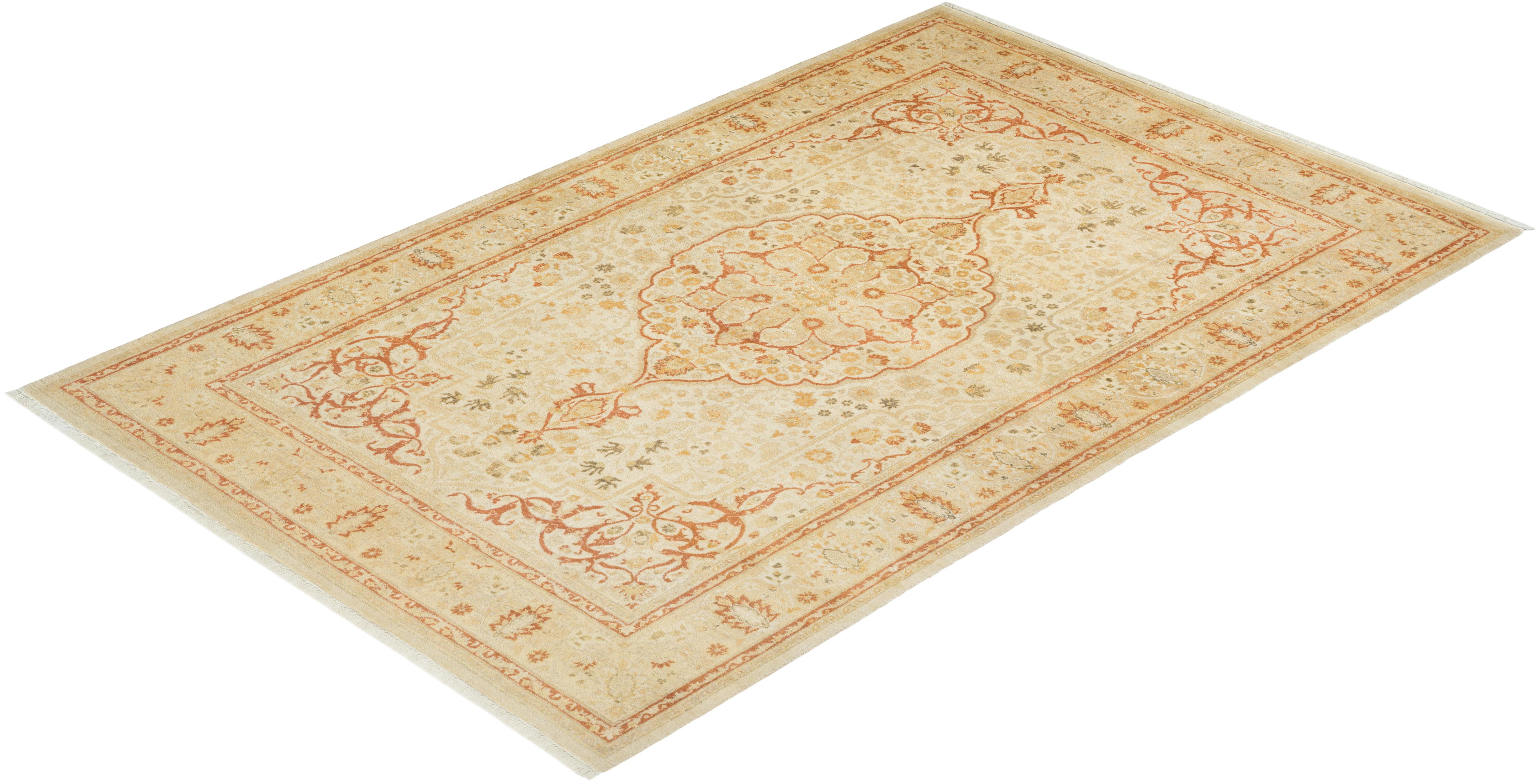 Las alfombras de la colección Mogul, con sus colores discretos y sus diseños en toda la superficie, aportarán una sofisticación atemporal a cualquier habitación. Influenciadas por un espectro de diseños turcos, indios y persas, los artesanos que