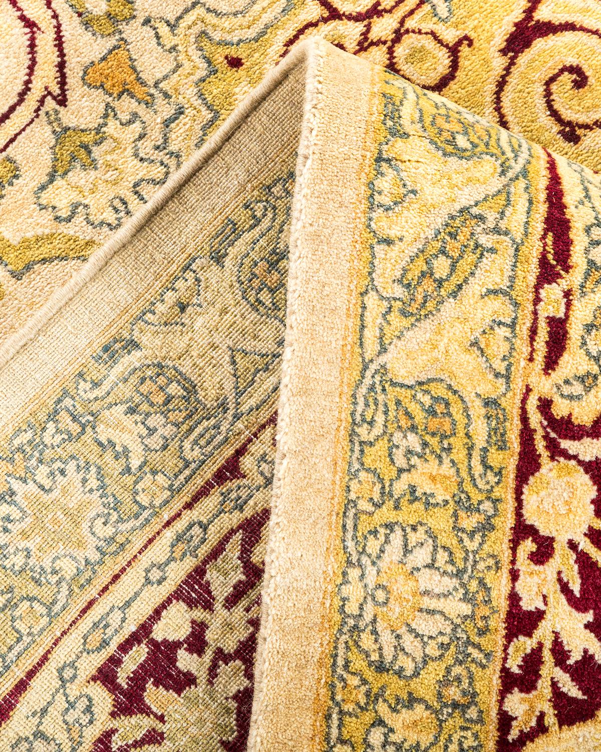 Pakistanais Tapis traditionnel Mogul ivoire unique en son genre fabriqué à la main en vente