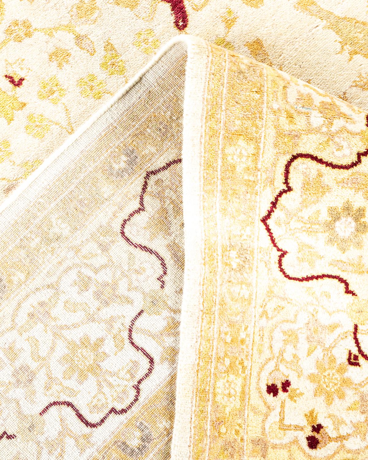 Traditioneller handgefertigter elfenbeinfarbener Mogul-Teppich, Unikat (Pakistanisch) im Angebot