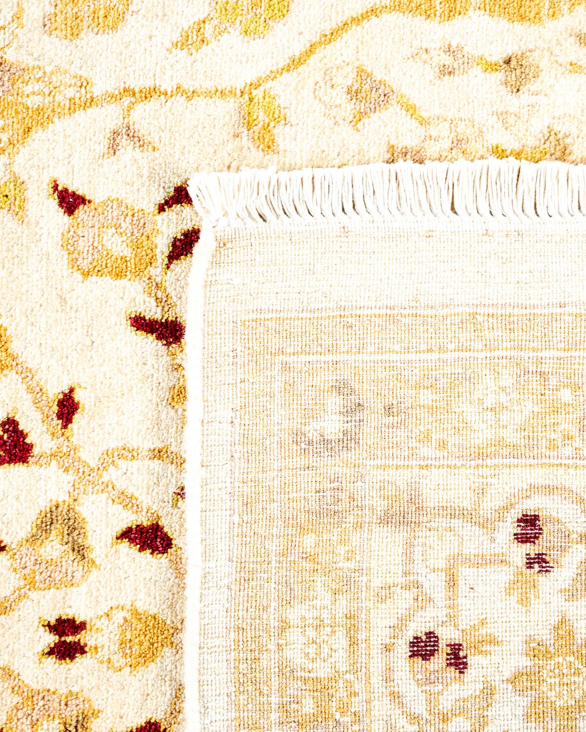 Traditioneller handgefertigter elfenbeinfarbener Mogul-Teppich, Unikat (Handgeknüpft) im Angebot