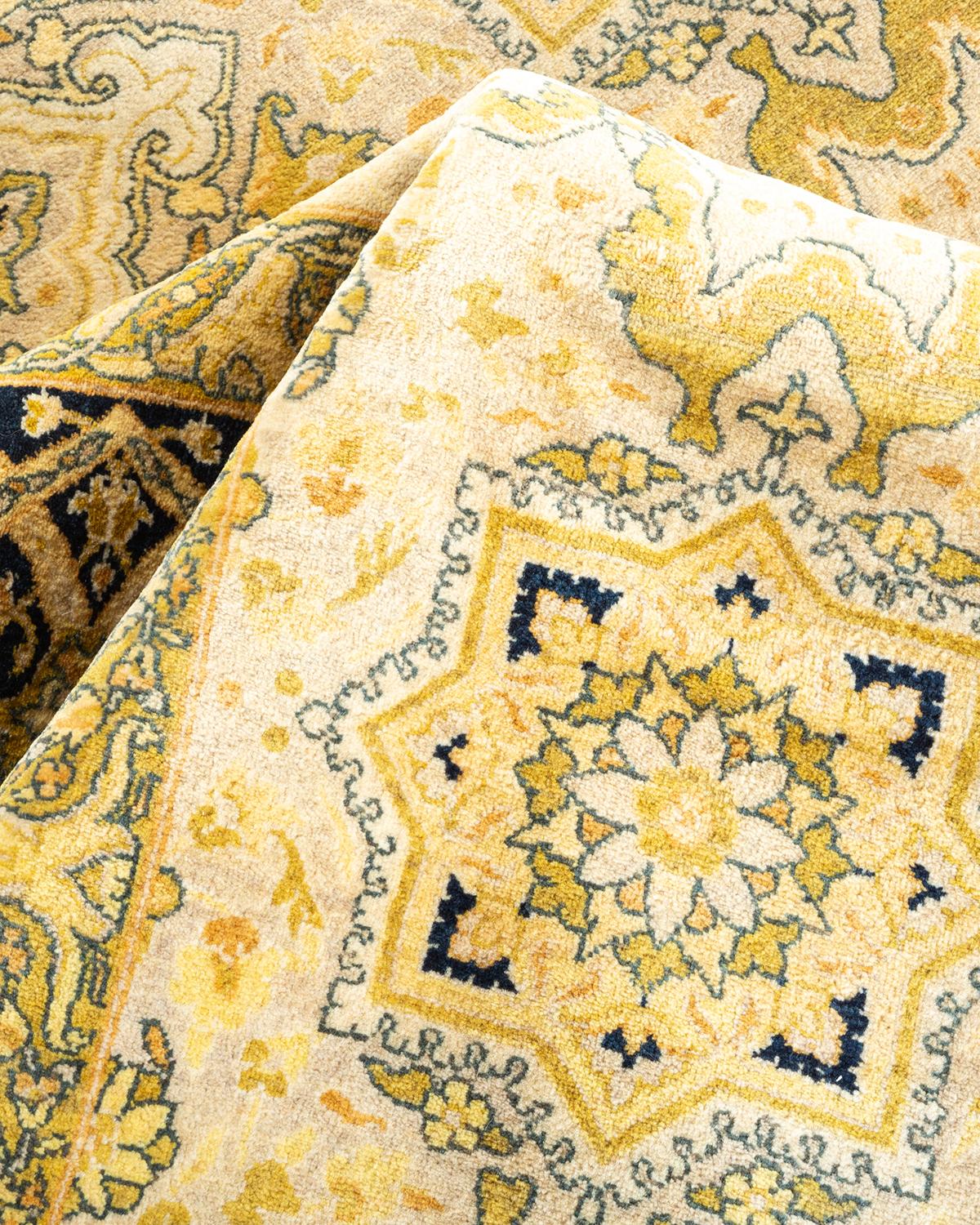 Autre Tapis traditionnel ivoire Mogul unique en son genre fabriqué à la main en vente