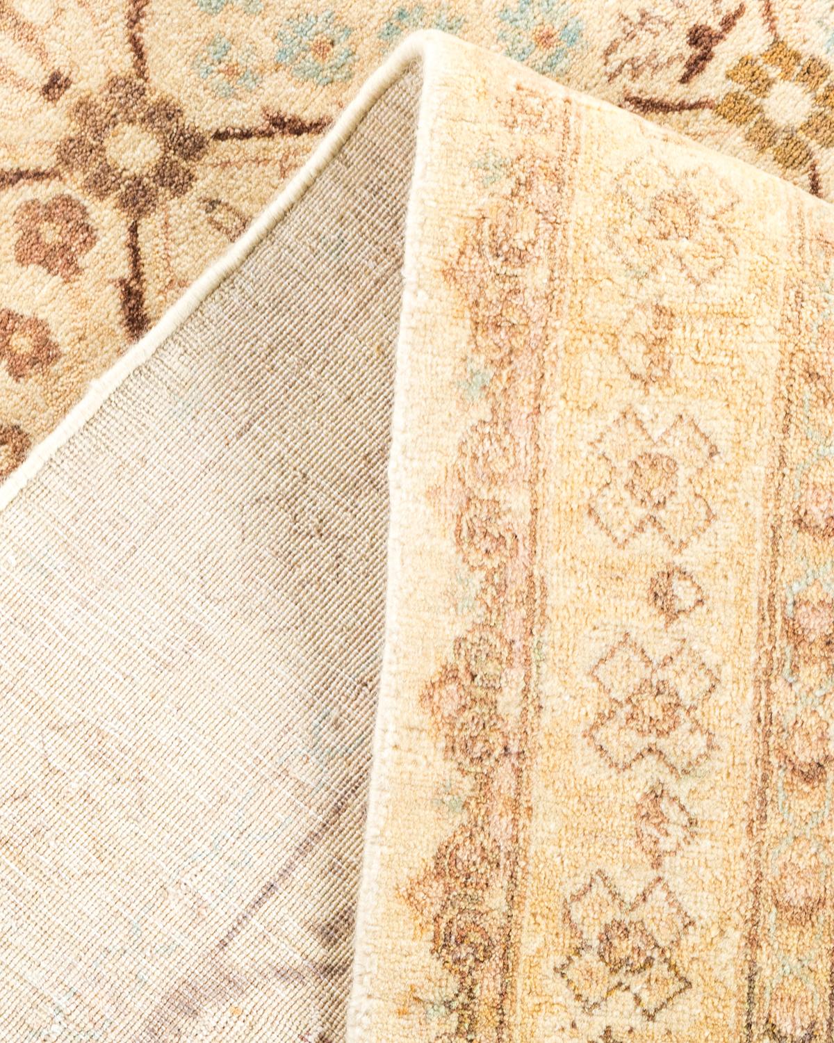 Einzigartiger handgefertigter traditioneller elfenbeinfarbener Mogul-Teppich (Pakistanisch) im Angebot
