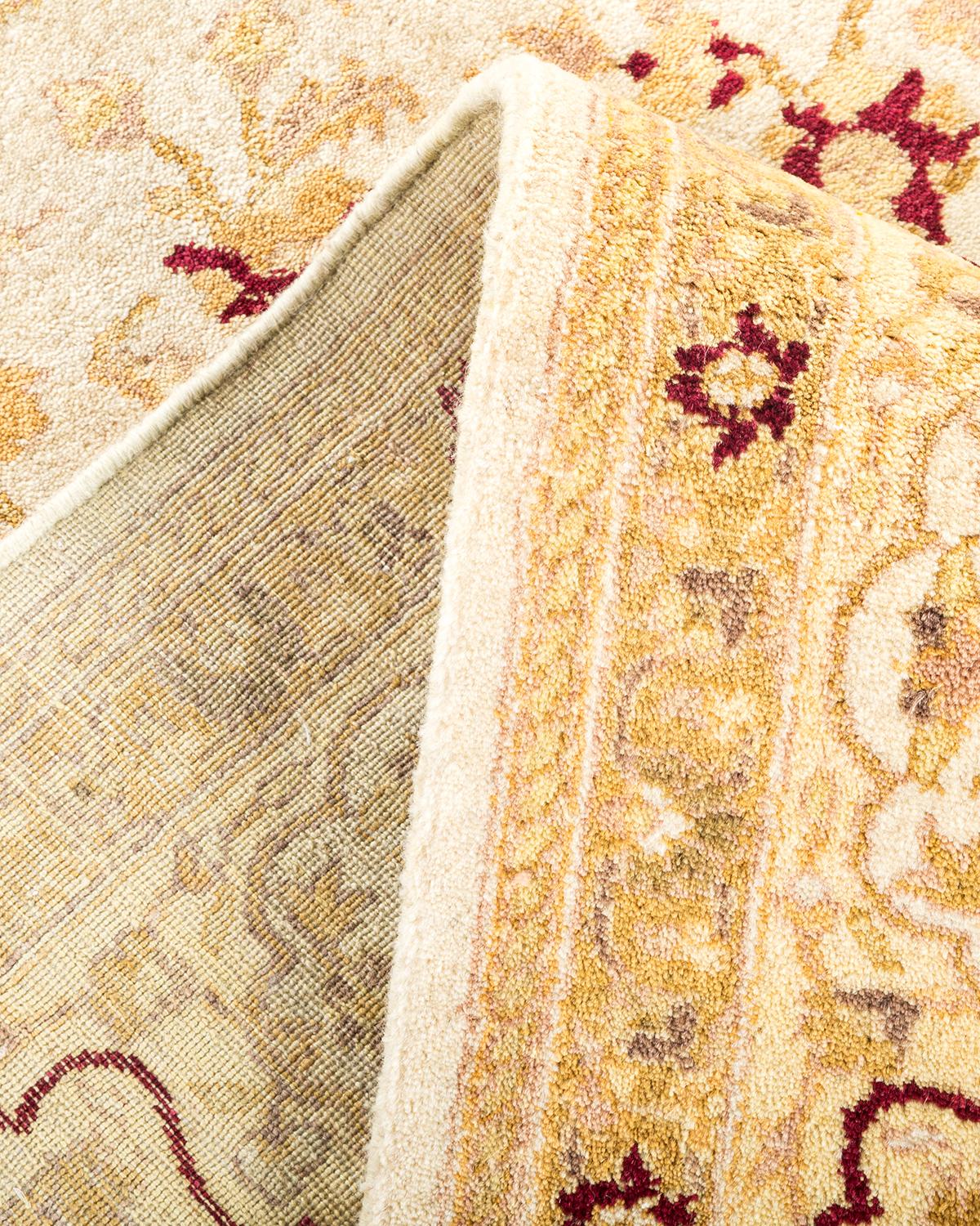Traditioneller handgefertigter elfenbeinfarbener Mogul-Teppich, Unikat (Pakistanisch) im Angebot