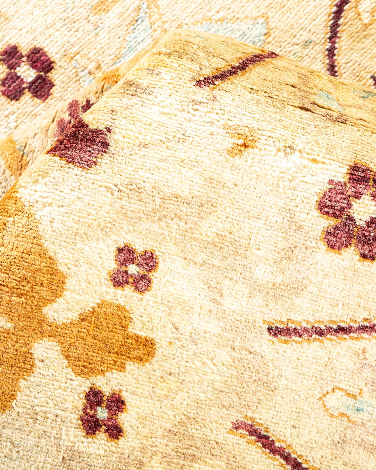 Pakistanais Tapis traditionnel Mogul ivoire unique en son genre fabriqué à la main en vente