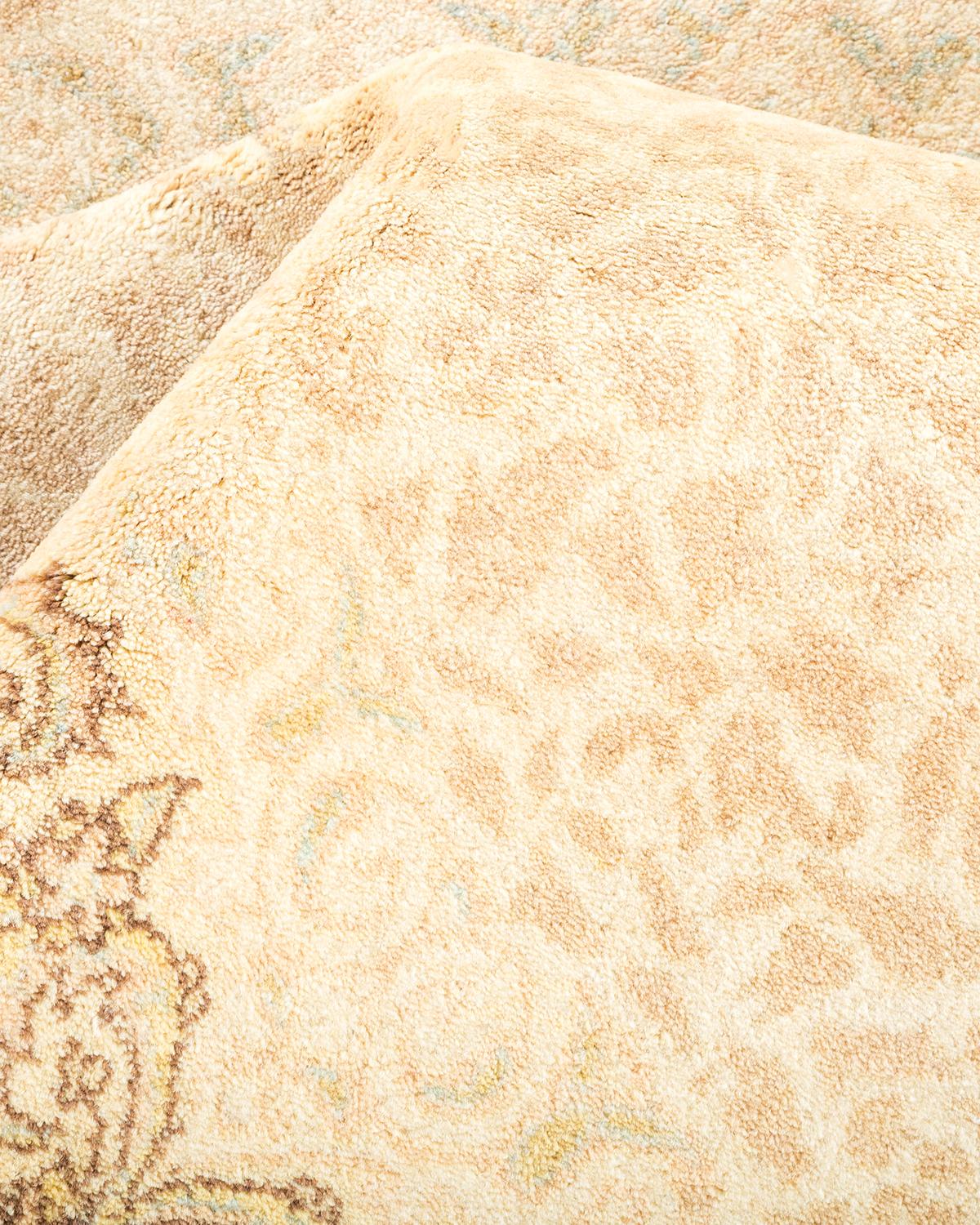 Autre Tapis traditionnel Mogul ivoire unique en son genre fabriqué à la main en vente