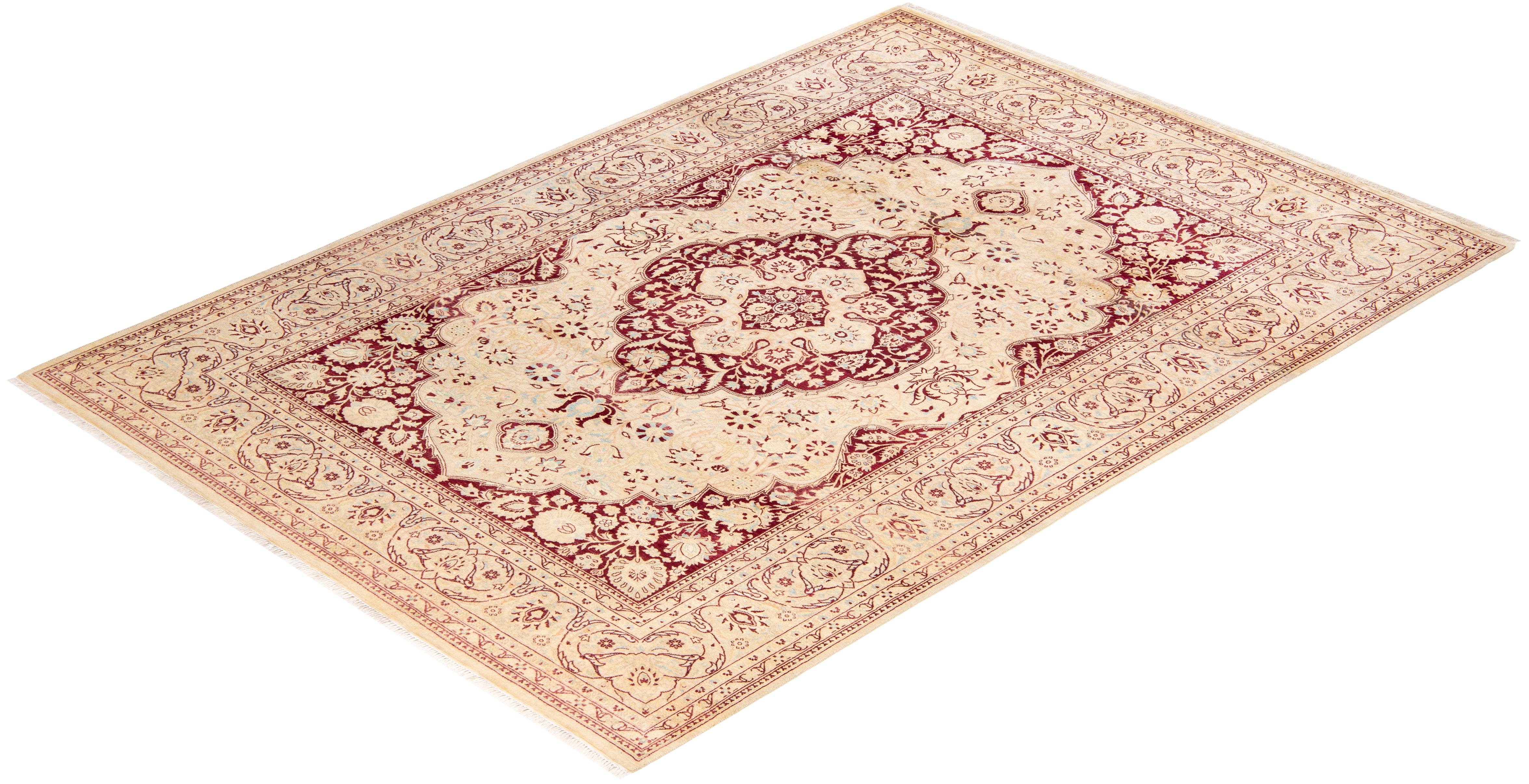 Con palette sobrie e disegni allover, i tappeti della Collezione Mogul doneranno una raffinatezza senza tempo a qualsiasi stanza. Influenzati da uno spettro di disegni turchi, indiani e persiani, gli artigiani che tessono a mano questi tappeti di