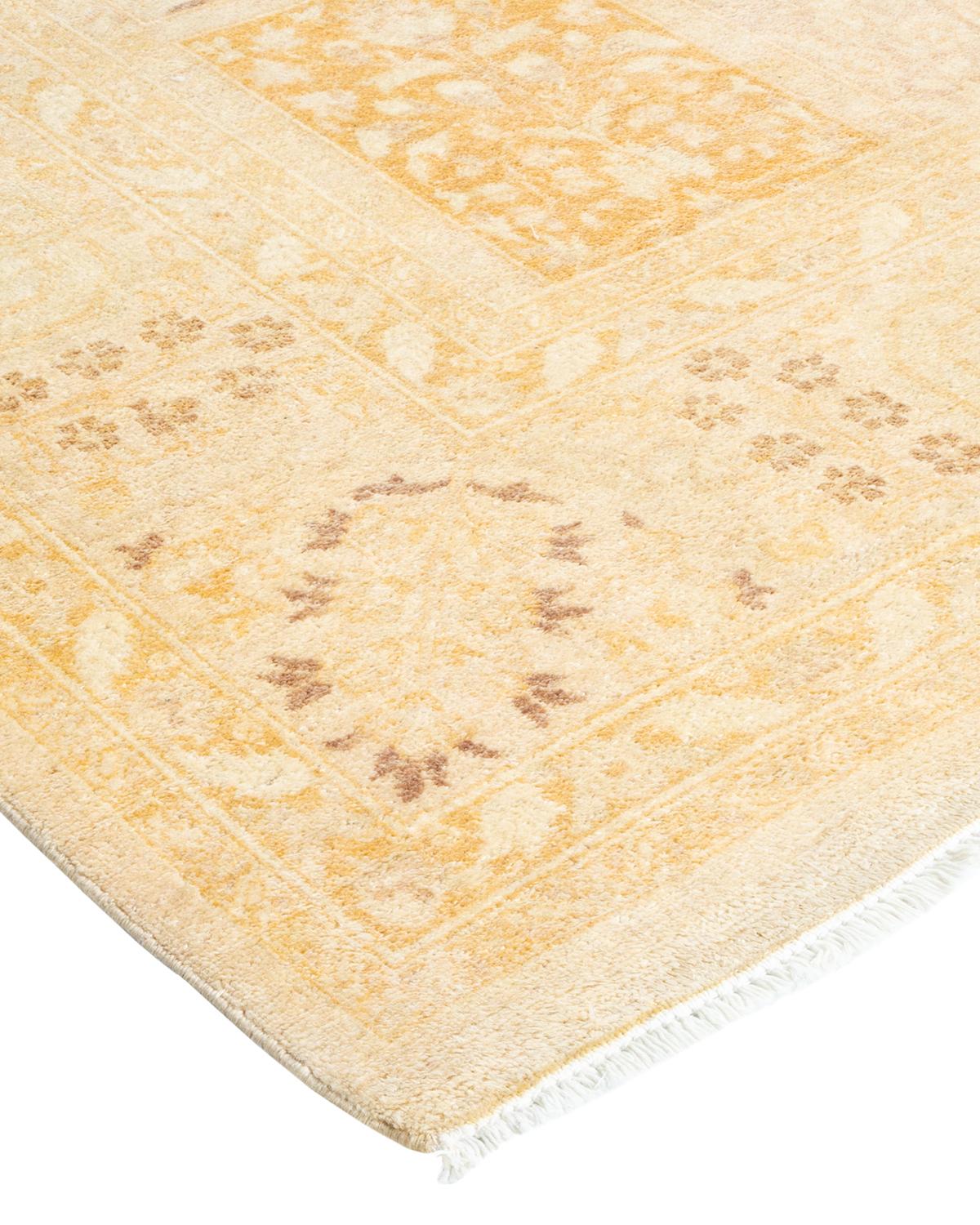 Einzigartiger handgefertigter traditioneller elfenbeinfarbener Mogul-Teppich (Wolle) im Angebot