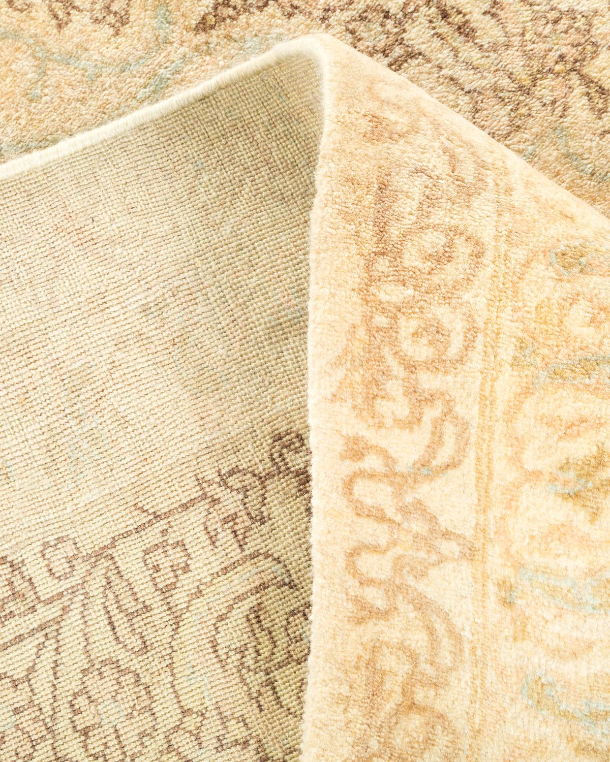 Pakistanais Tapis traditionnel Mogul ivoire unique en son genre fabriqué à la main en vente
