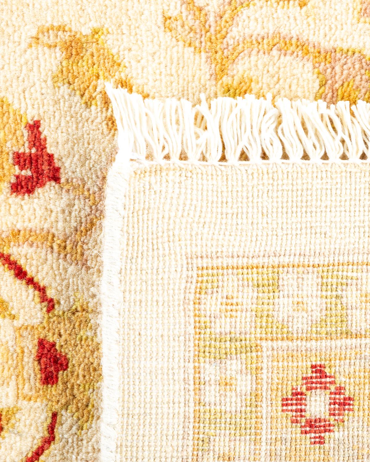 Pakistanais Tapis traditionnel ivoire Mogul unique en son genre fabriqué à la main en vente