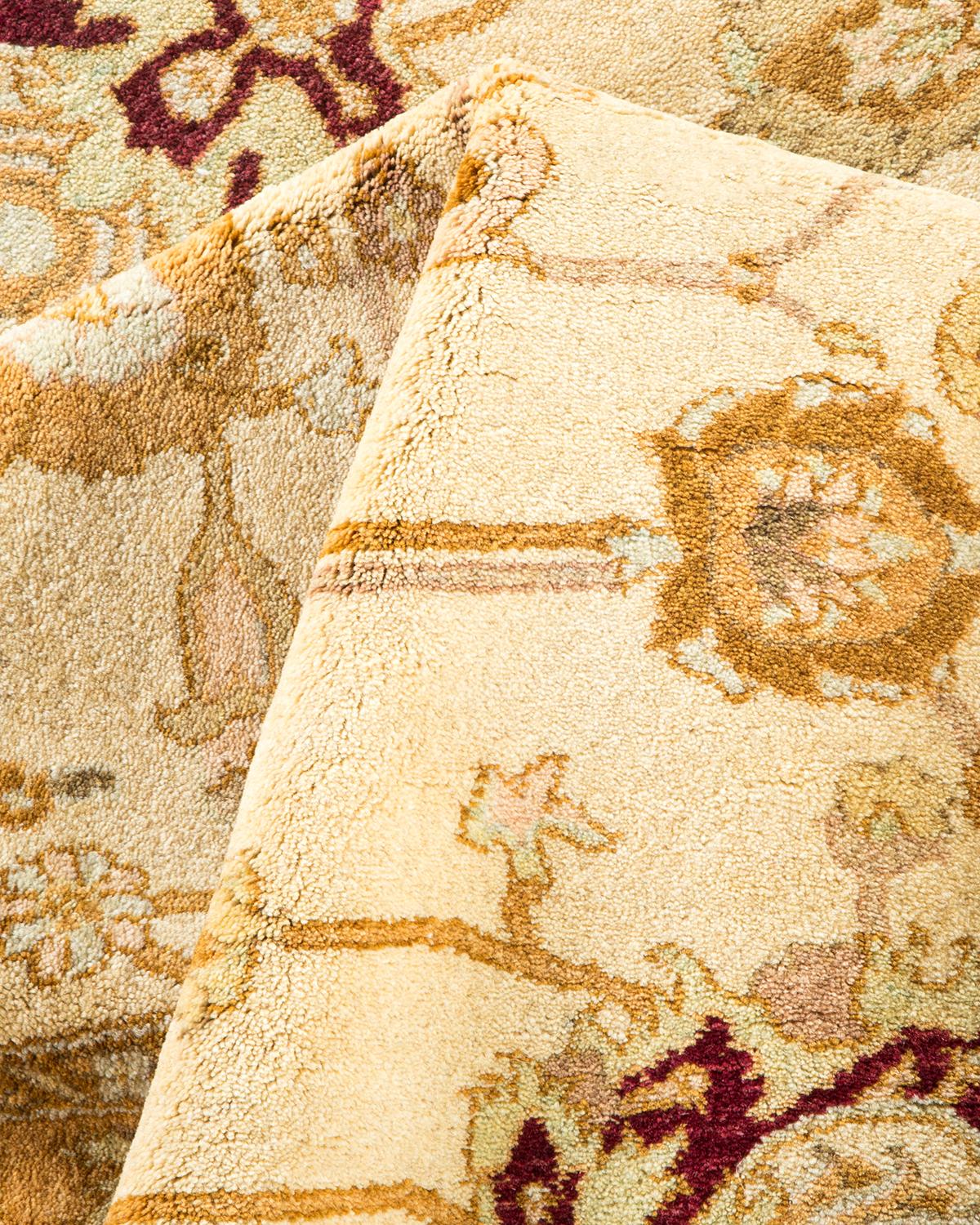 Autre Tapis traditionnel Mogul ivoire unique en son genre fabriqué à la main en vente