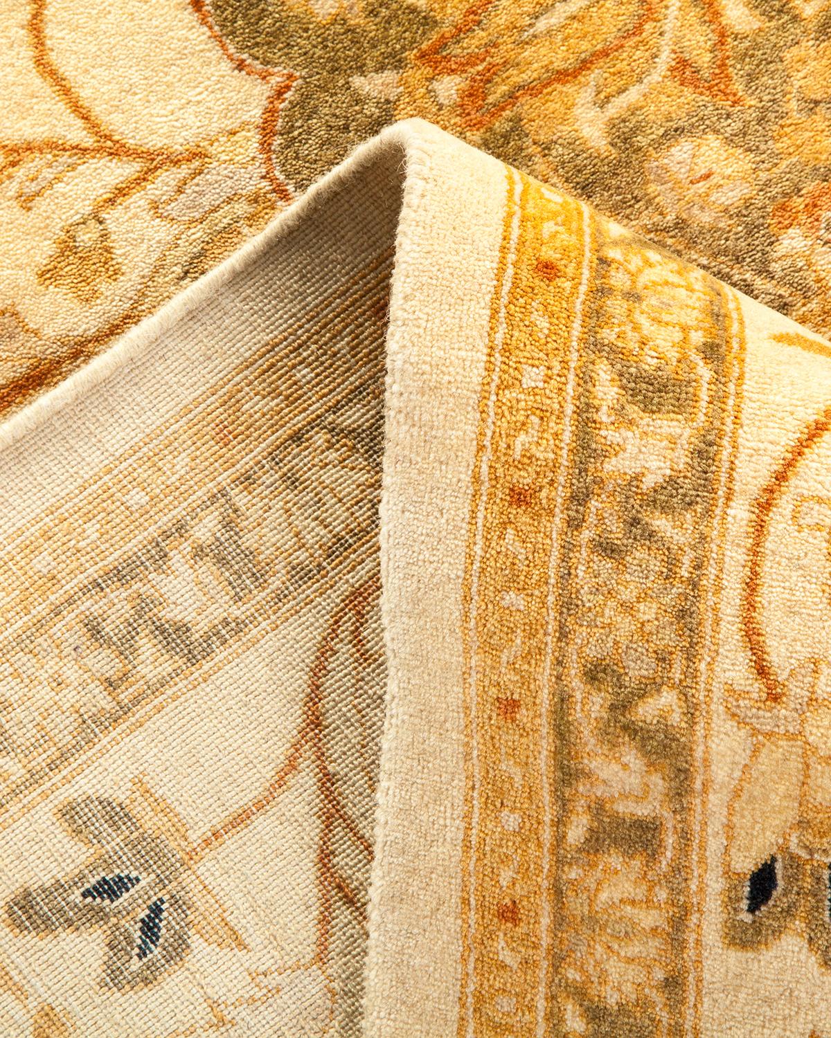 Pakistanais Tapis traditionnel Mogul ivoire unique en son genre fabriqué à la main en vente
