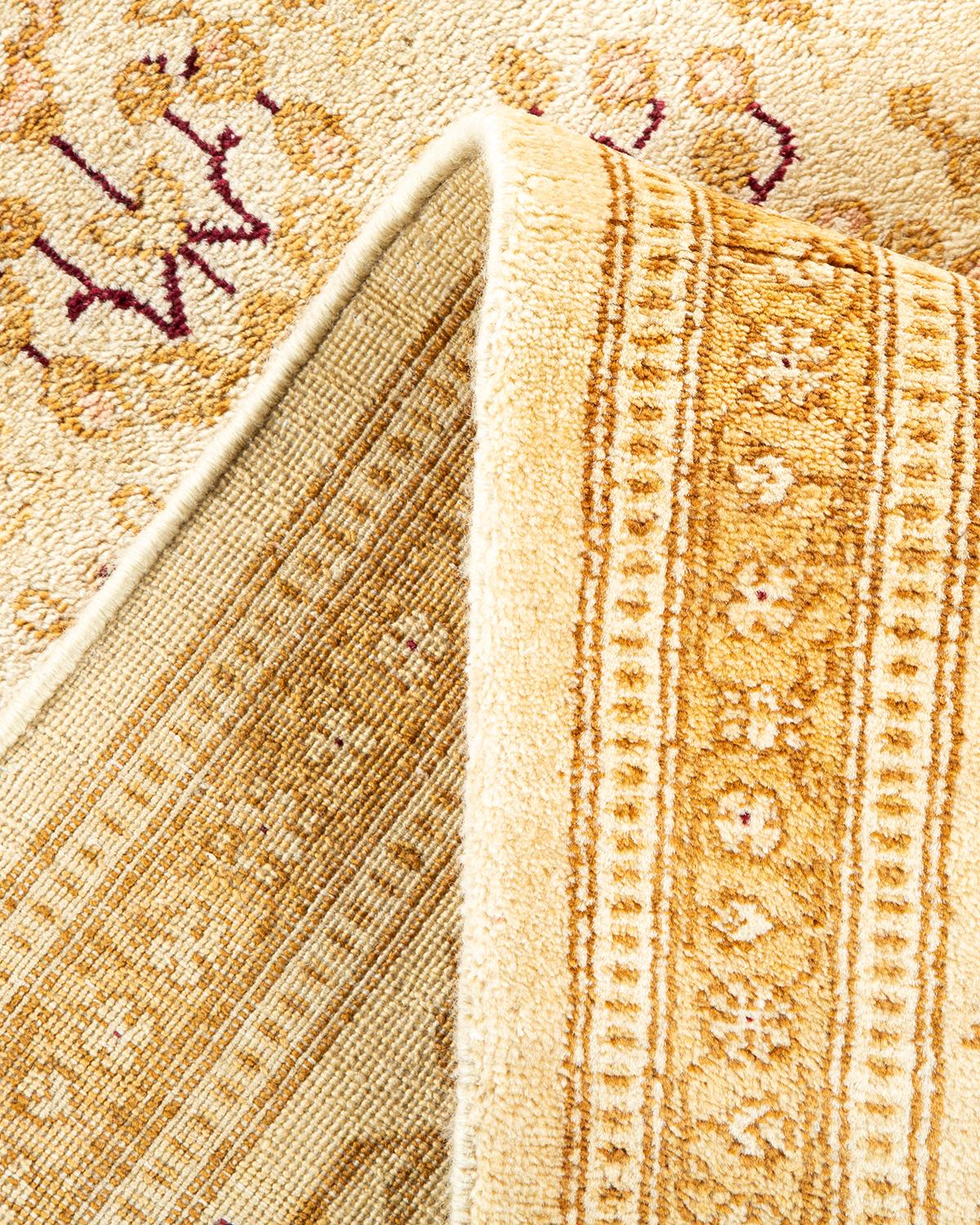 Pakistanais Tapis traditionnel ivoire Mogul unique en son genre fabriqué à la main en vente