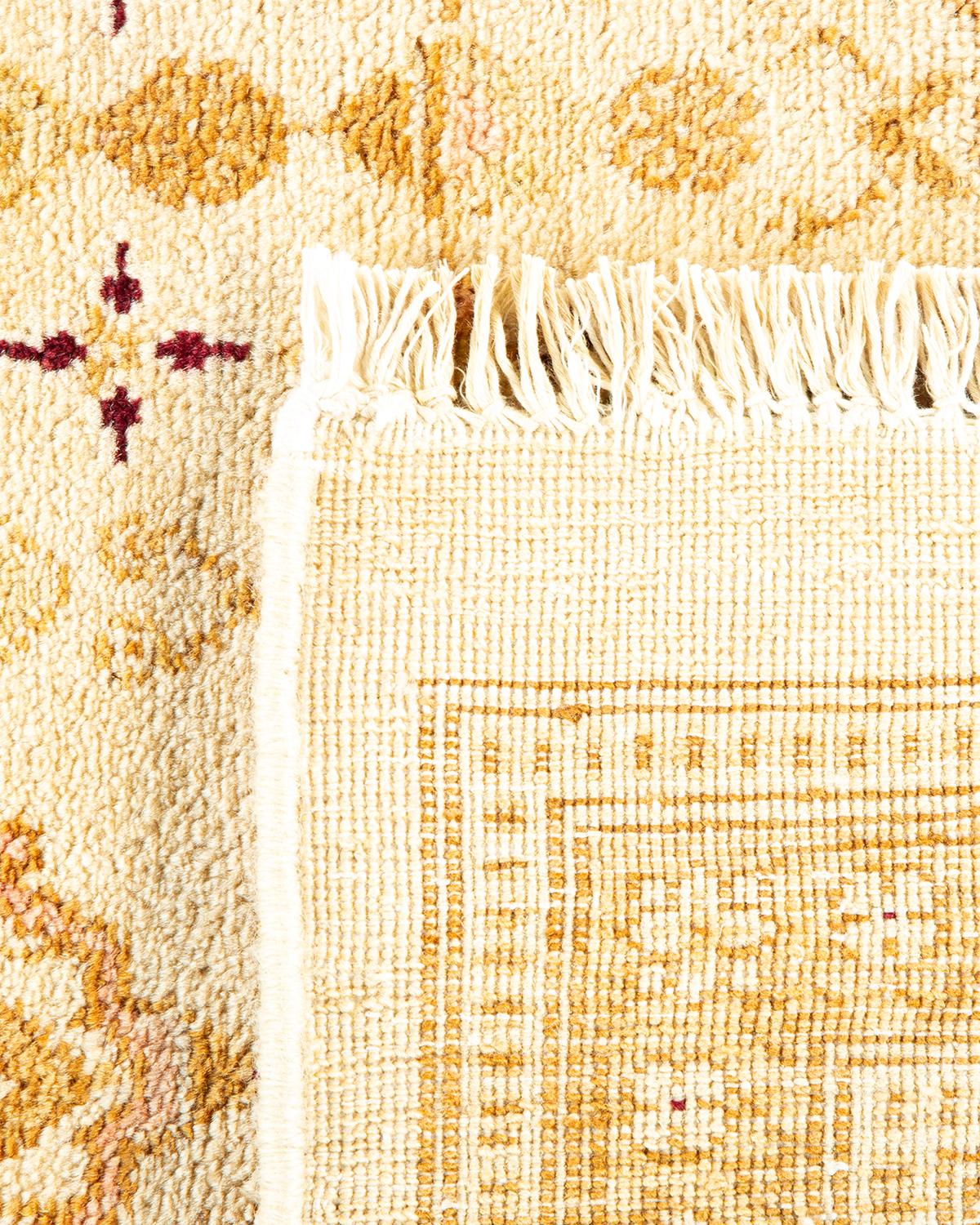 Noué à la main Tapis traditionnel ivoire Mogul unique en son genre fabriqué à la main en vente