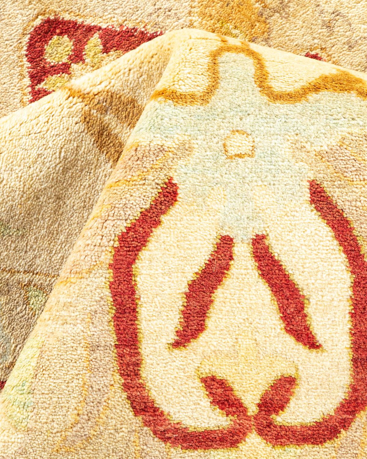Autre Tapis traditionnel Mogul ivoire unique en son genre fabriqué à la main en vente
