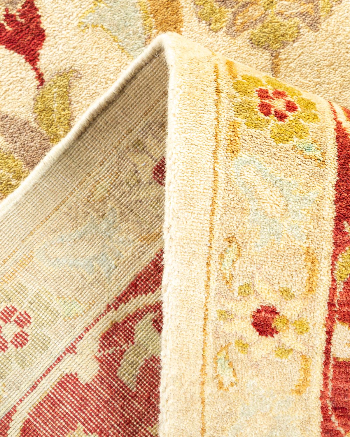 Pakistanais Tapis traditionnel Mogul ivoire unique en son genre fabriqué à la main en vente