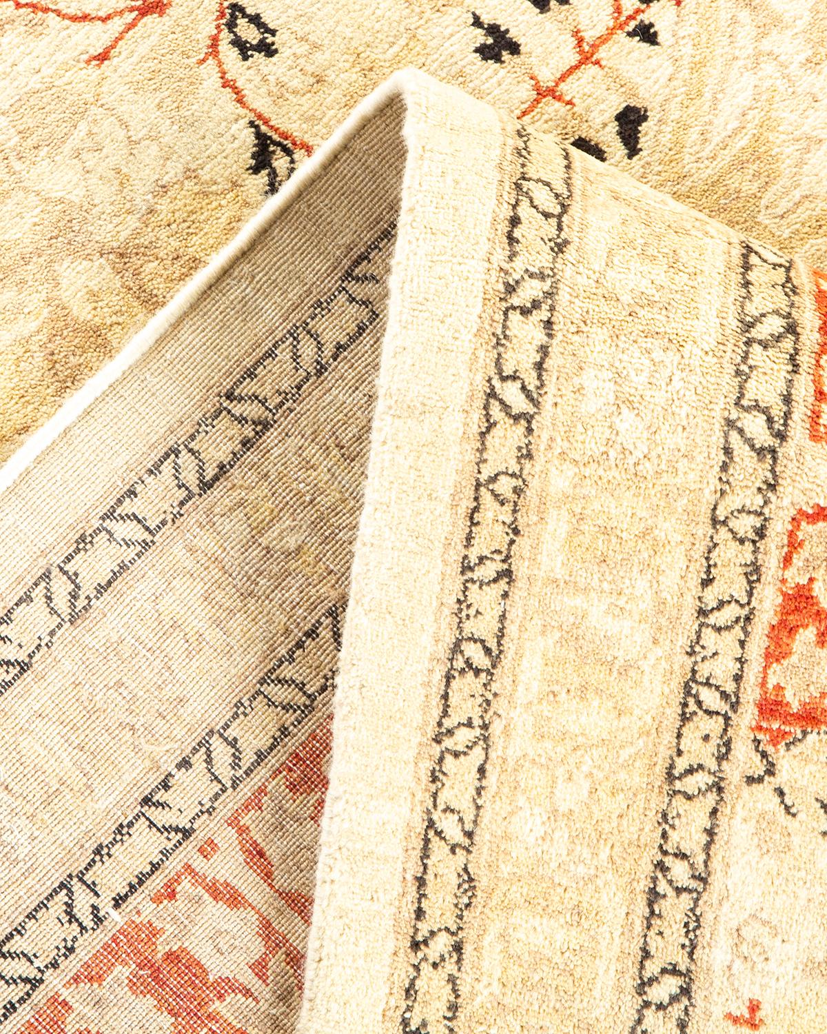 Traditioneller handgefertigter elfenbeinfarbener Mogul-Teppich, Unikat (Pakistanisch) im Angebot