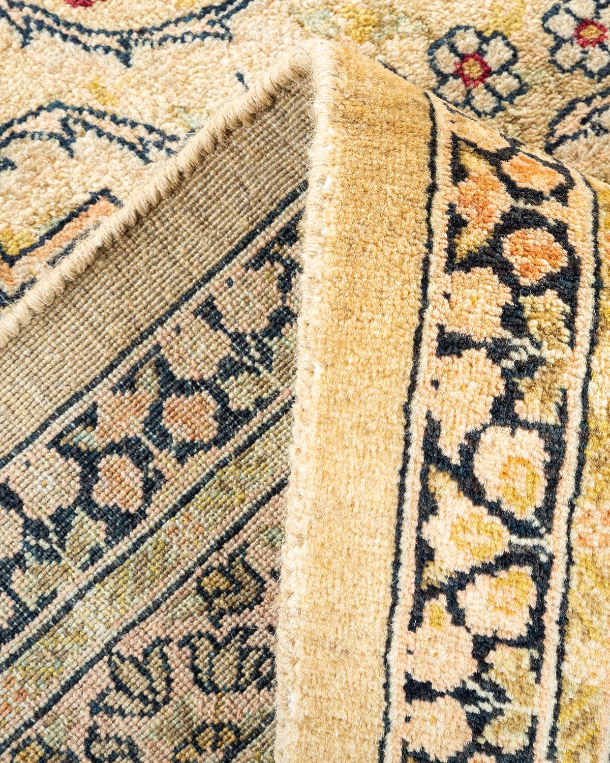 Pakistanais Tapis traditionnel ivoire Mogul unique en son genre fabriqué à la main en vente