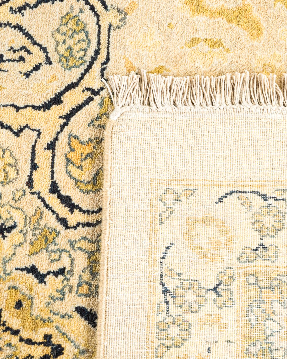 Noué à la main Tapis traditionnel ivoire Mogul unique en son genre fabriqué à la main en vente