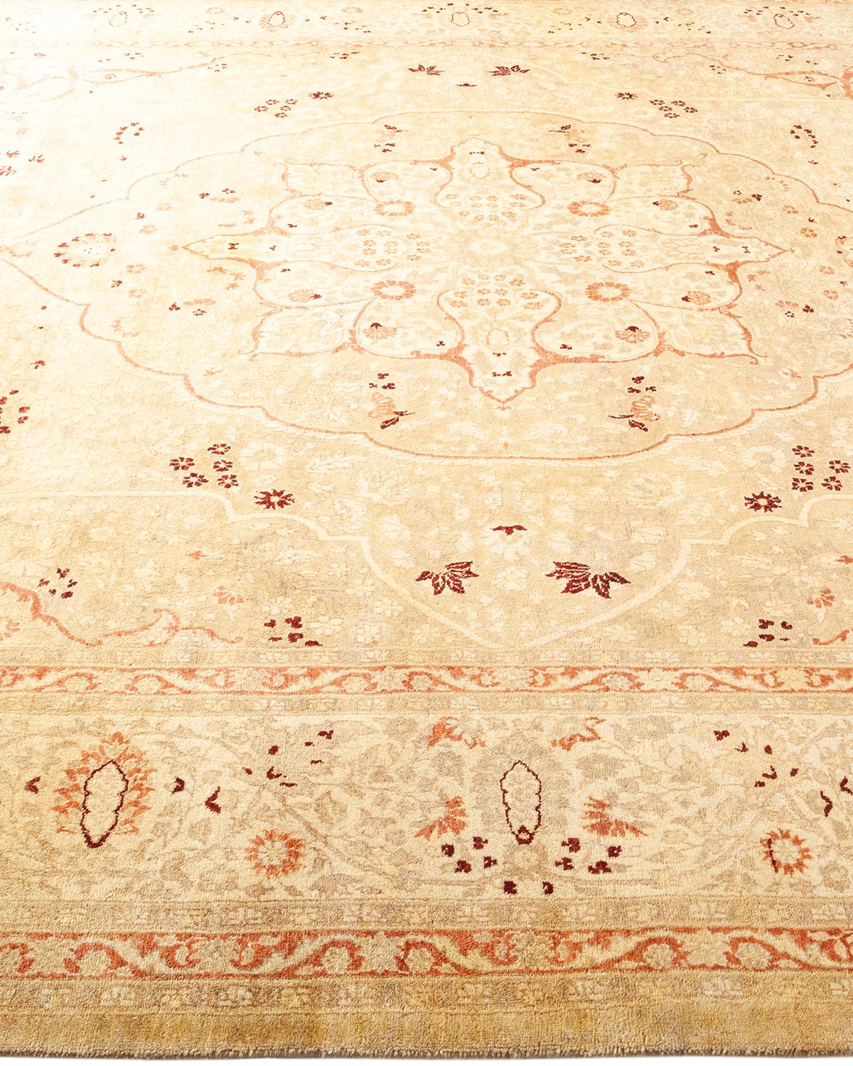 Tapis traditionnel ivoire Mogul unique en son genre fabriqué à la main Neuf - En vente à Norwalk, CT
