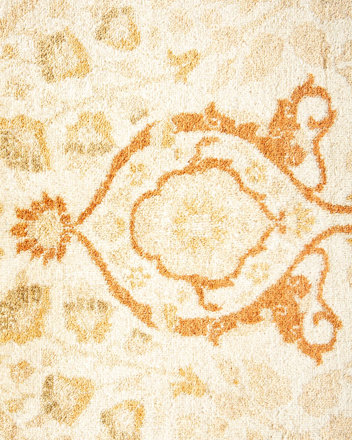 Traditioneller handgefertigter elfenbeinfarbener Mogul-Teppich, Unikat (21. Jahrhundert und zeitgenössisch) im Angebot