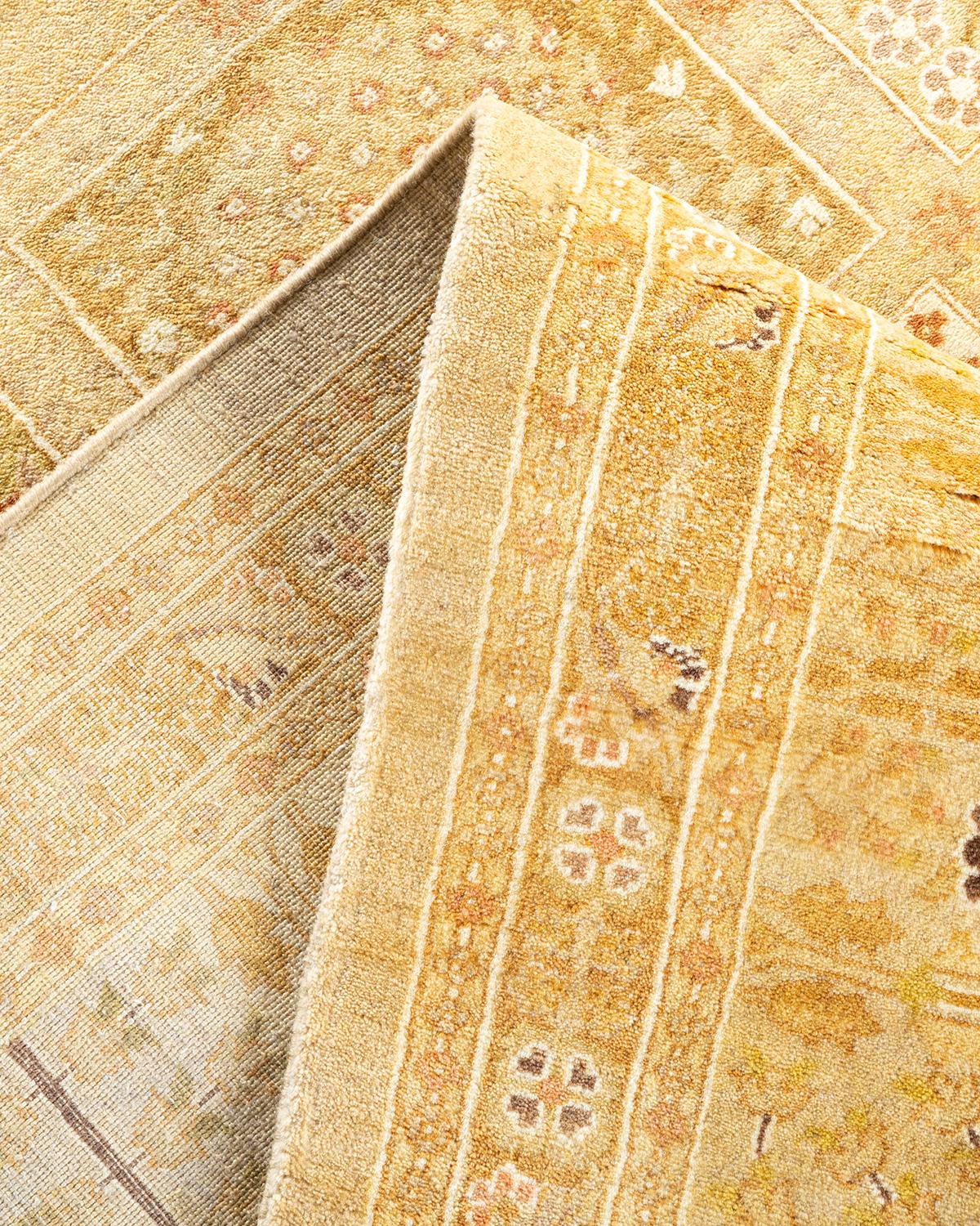 Einzigartiger, handgefertigter, traditioneller Mogul-Teppich in Elfenbein (Pakistanisch) im Angebot