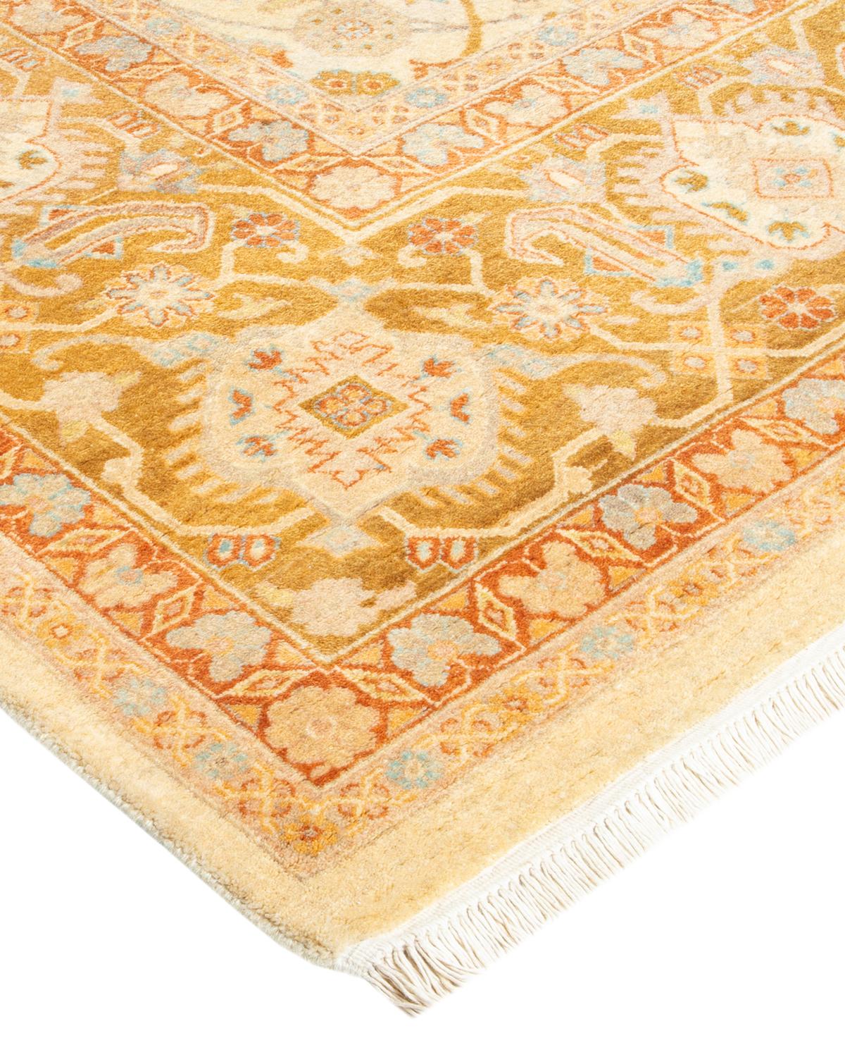 Tapis traditionnel Mogul ivoire unique en son genre fabriqué à la main en vente 1