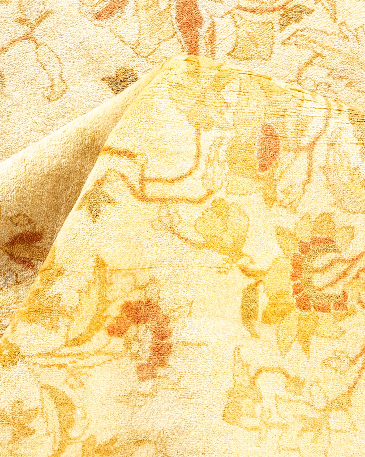 Autre Tapis traditionnel Mogul ivoire unique en son genre fabriqué à la main en vente