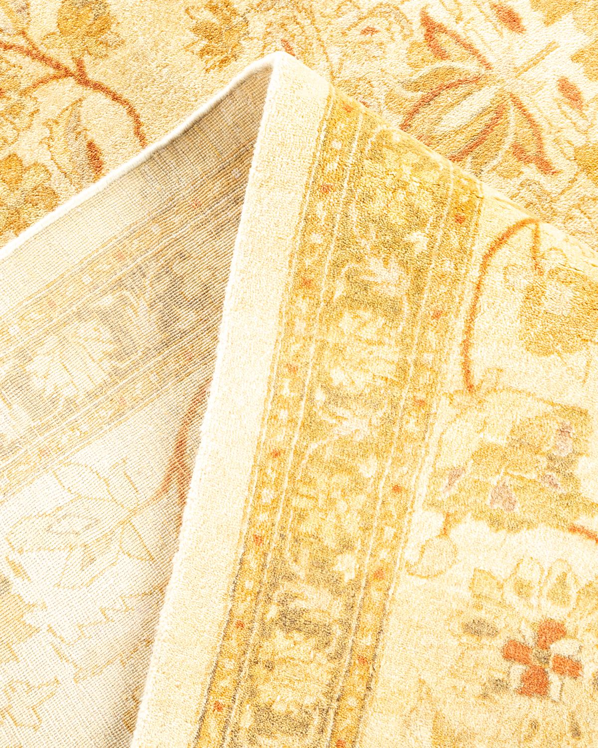 Pakistanais Tapis traditionnel Mogul ivoire unique en son genre fabriqué à la main en vente