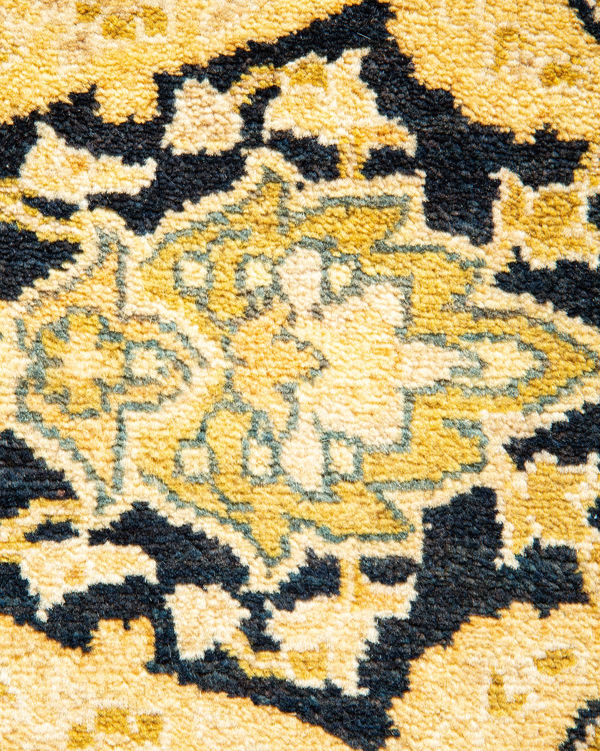 XXIe siècle et contemporain Tapis traditionnel ivoire Mogul unique en son genre fabriqué à la main en vente