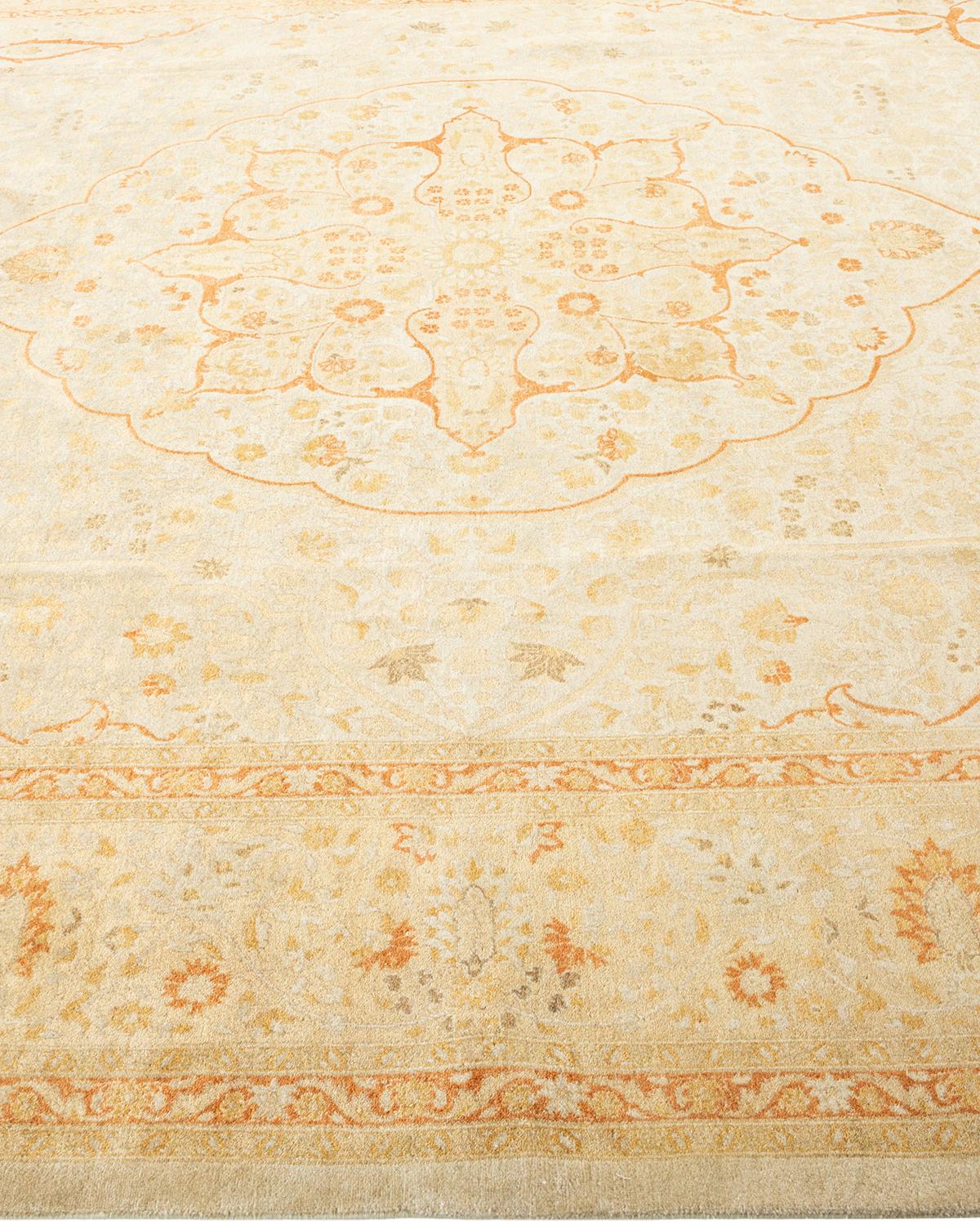 Tapis traditionnel ivoire Mogul unique en son genre fabriqué à la main Neuf - En vente à Norwalk, CT