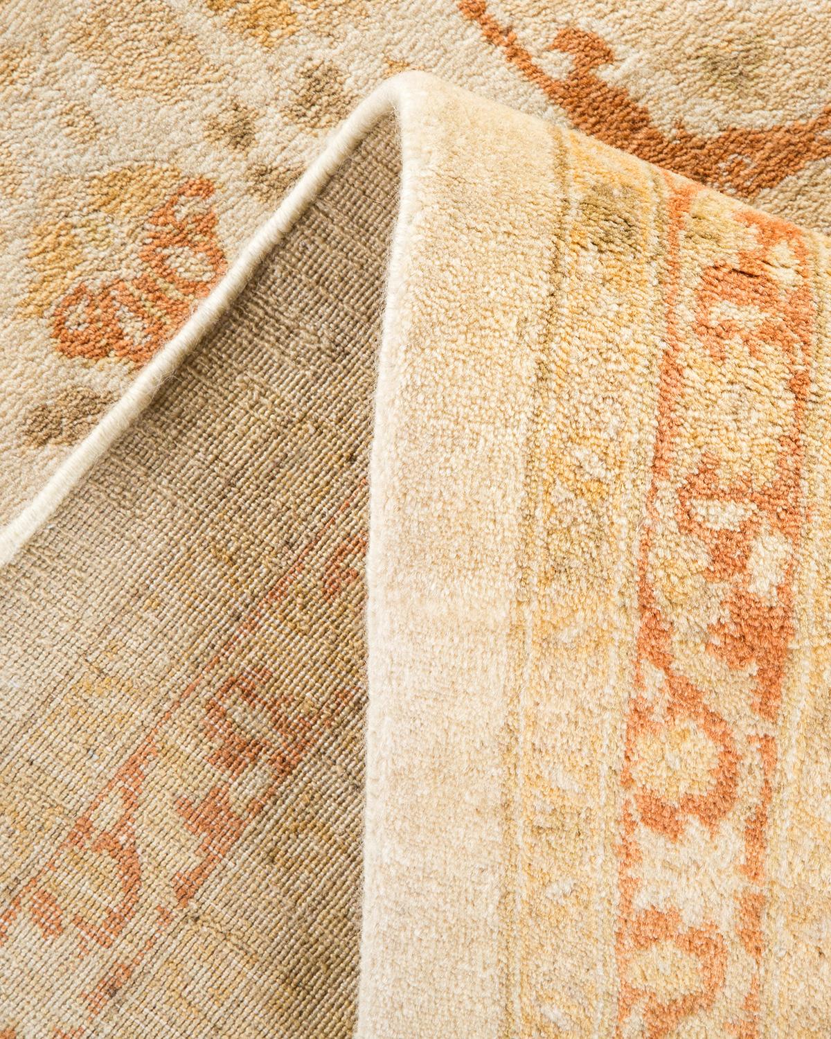 Traditioneller handgefertigter elfenbeinfarbener Mogul-Teppich, Unikat (Pakistanisch) im Angebot