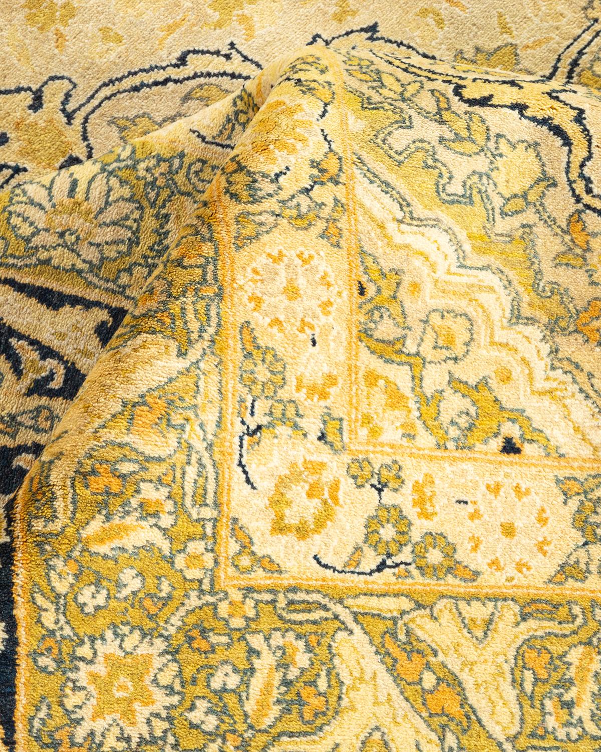 Autre Tapis traditionnel Mogul ivoire unique en son genre fabriqué à la main en vente