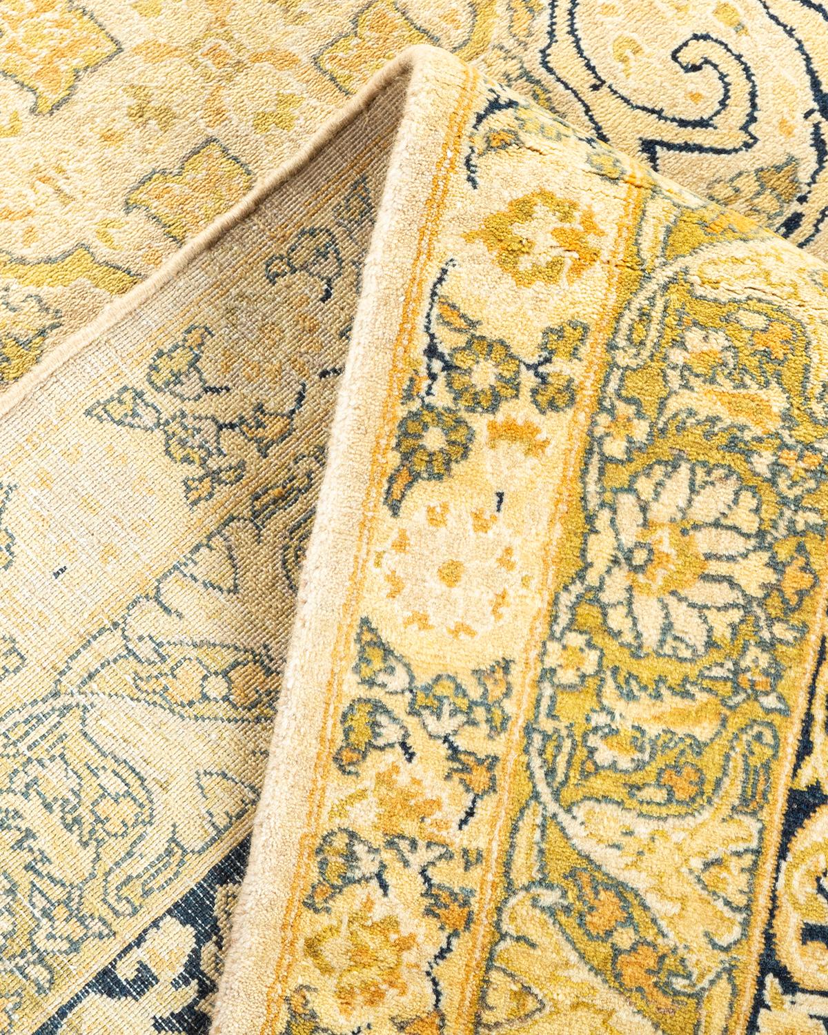 Pakistanais Tapis traditionnel Mogul ivoire unique en son genre fabriqué à la main en vente