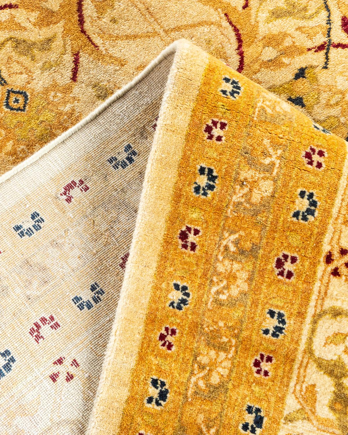 Pakistanais Tapis traditionnel Mogul ivoire unique en son genre fabriqué à la main en vente