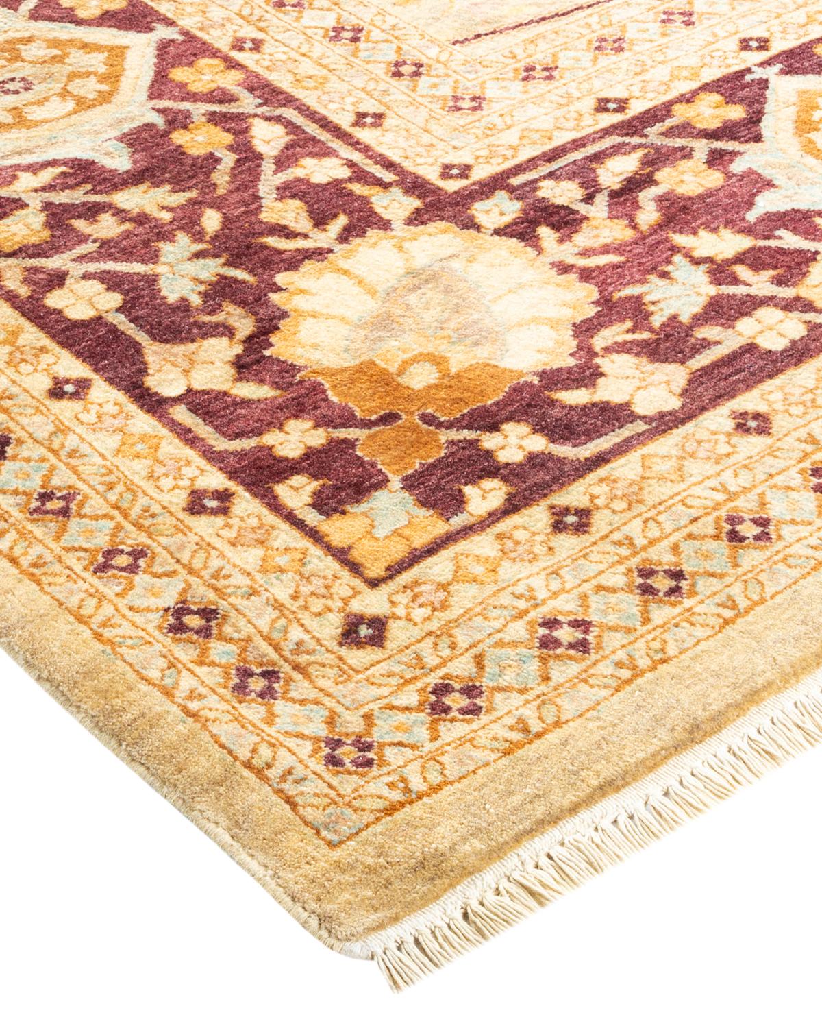 Tapis traditionnel ivoire Mogul unique en son genre fabriqué à la main en vente 1
