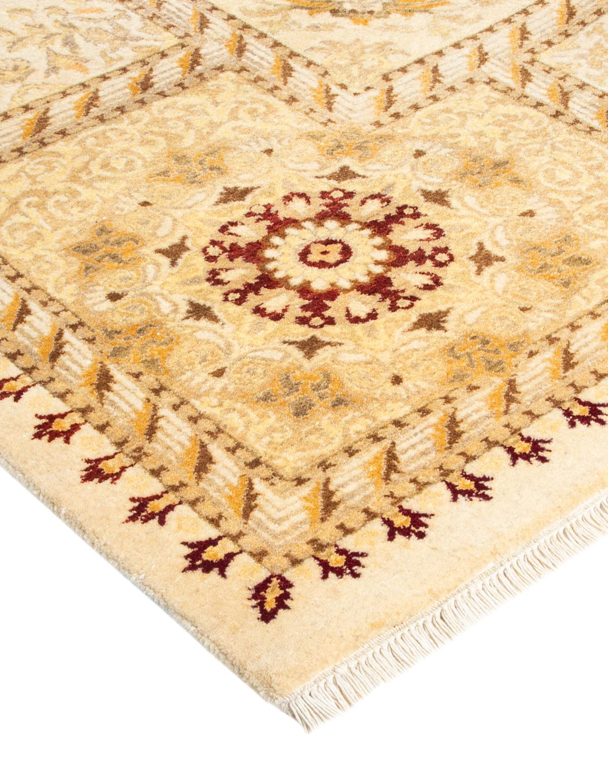 Tapis traditionnel Mogul ivoire unique en son genre fabriqué à la main en vente 1