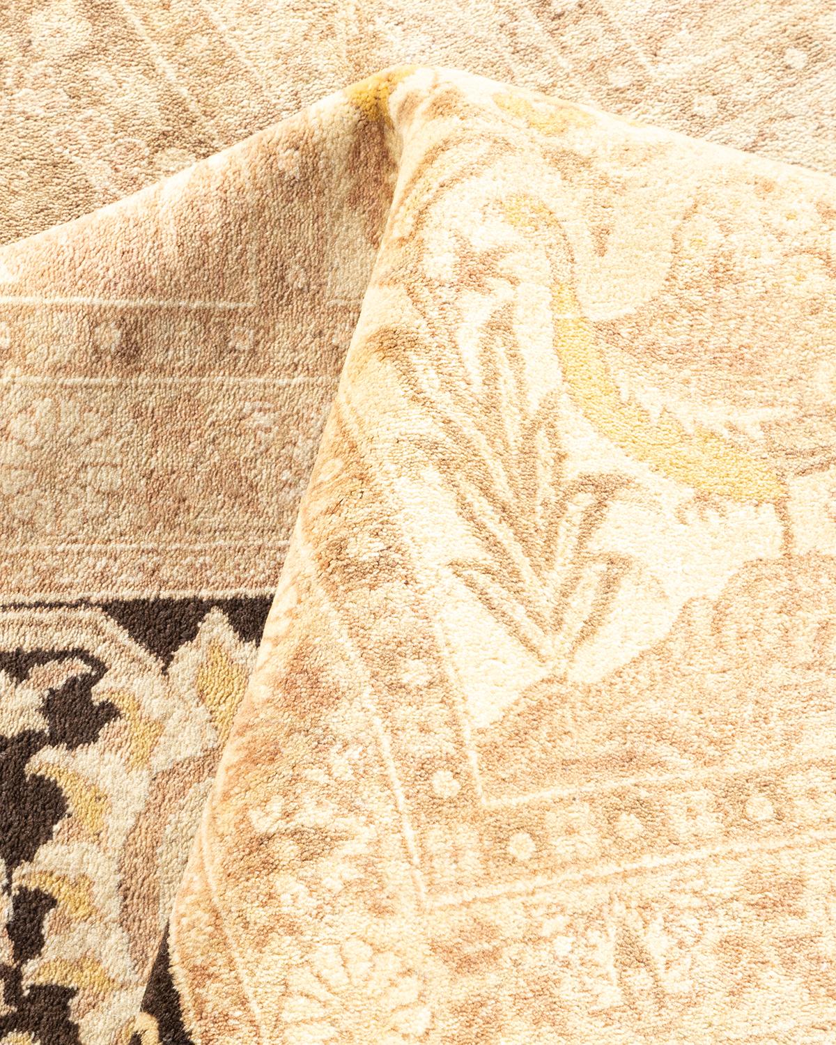 Autre Tapis traditionnel ivoire Mogul unique en son genre fabriqué à la main en vente