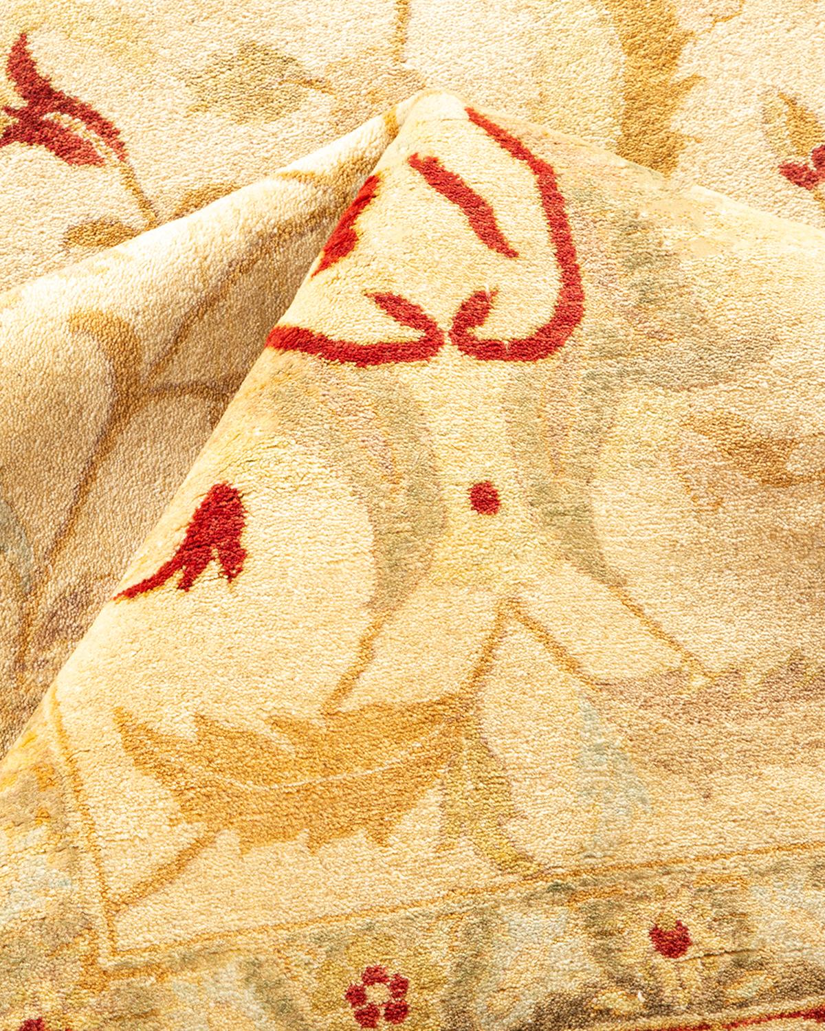 Autre Tapis traditionnel Mogul ivoire unique en son genre fabriqué à la main en vente