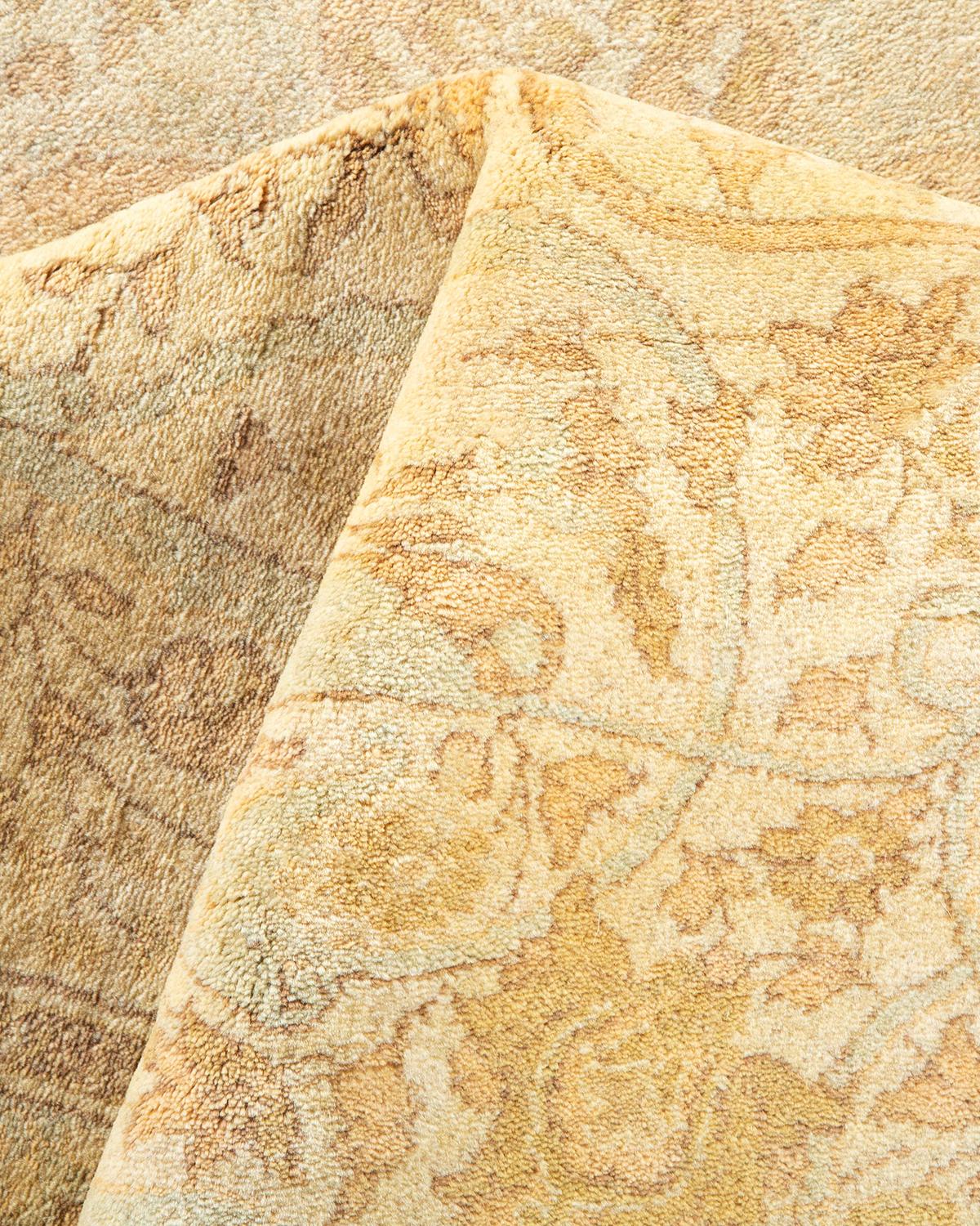 Autre Tapis traditionnel ivoire Mogul unique en son genre fabriqué à la main en vente