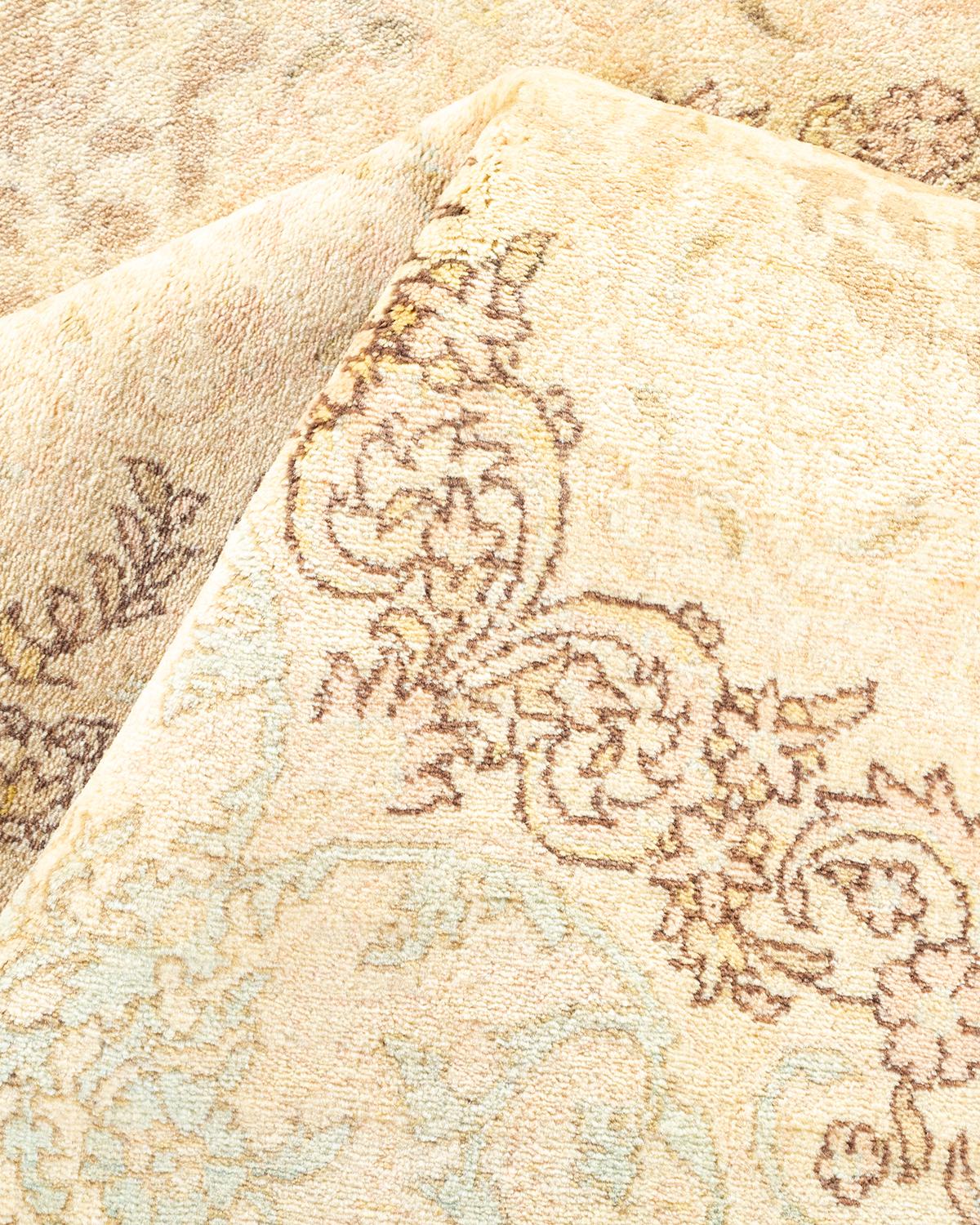 Pakistanais Tapis traditionnel Mogul ivoire unique en son genre fabriqué à la main en vente