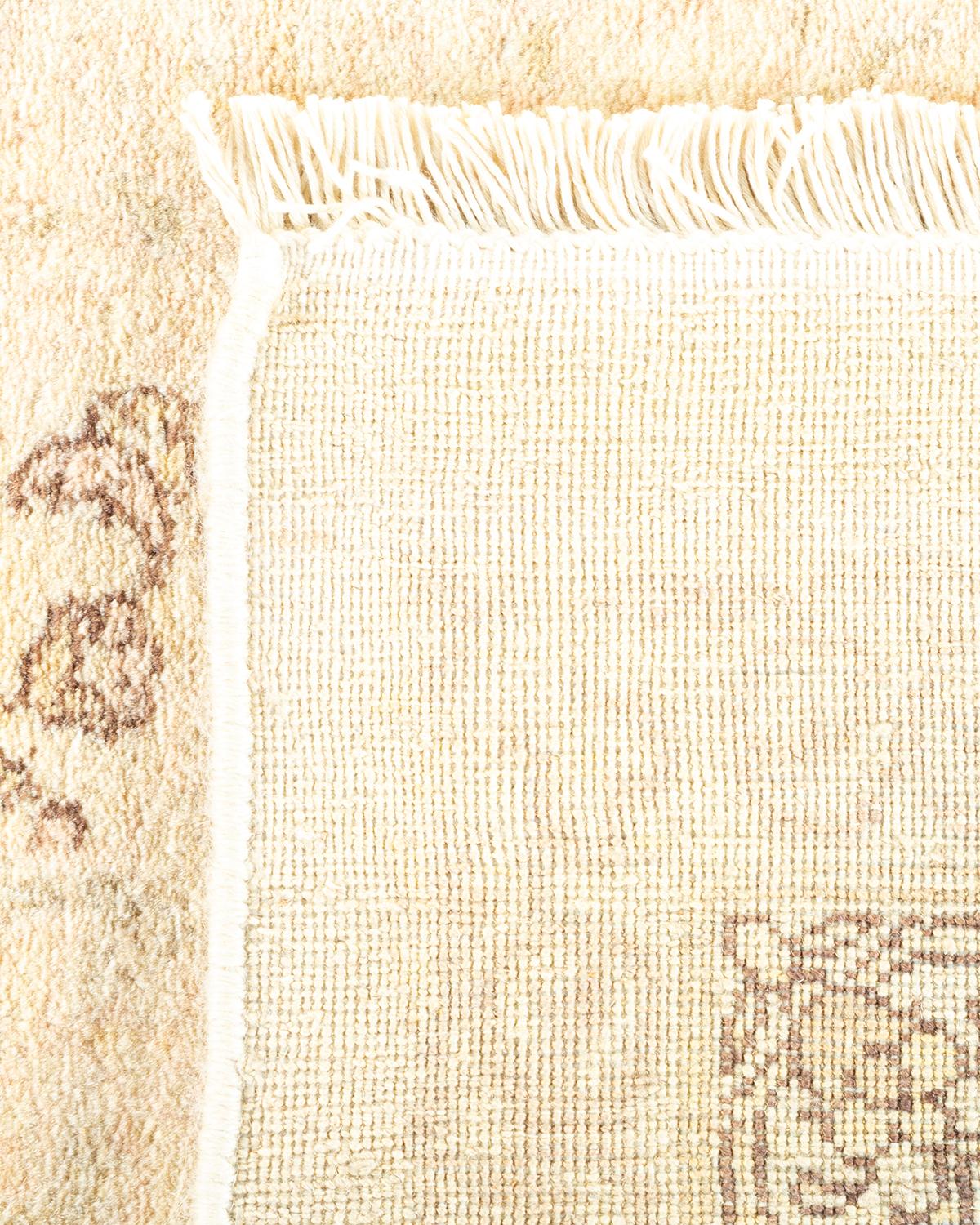 Tapis traditionnel Mogul ivoire unique en son genre fabriqué à la main Neuf - En vente à Norwalk, CT