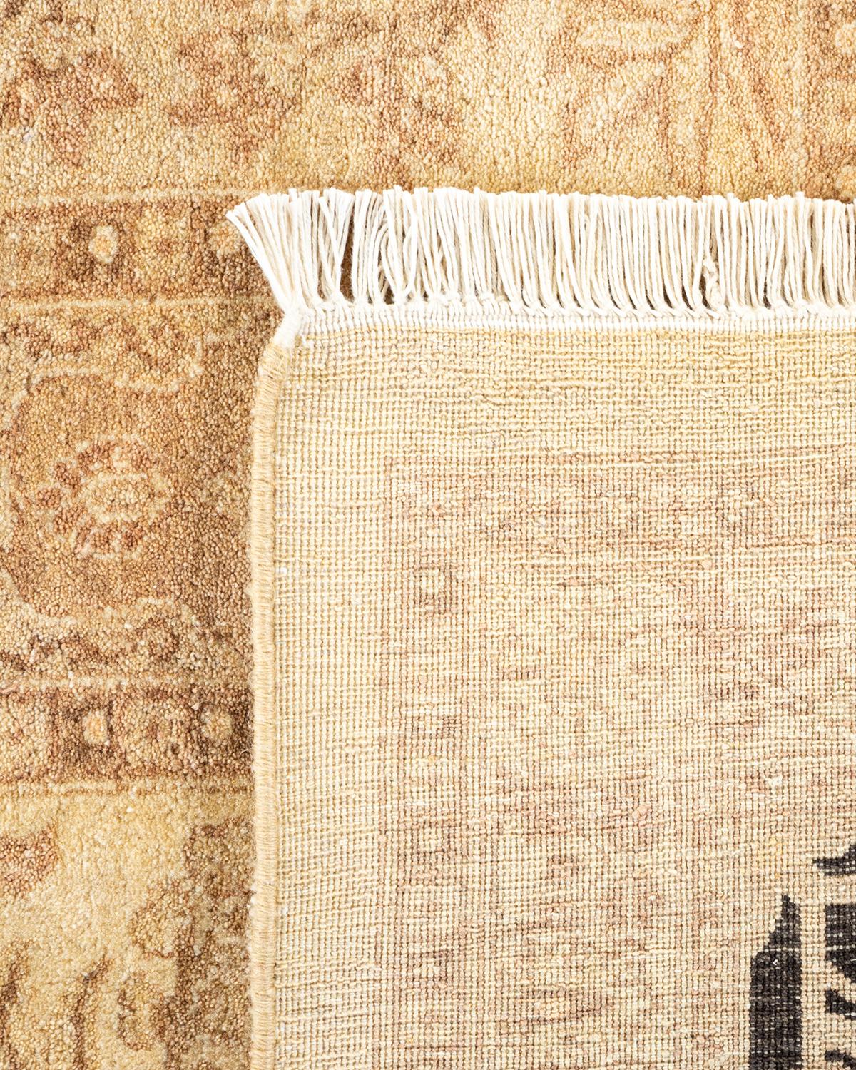 Tapis traditionnel ivoire Mogul unique en son genre fabriqué à la main Neuf - En vente à Norwalk, CT
