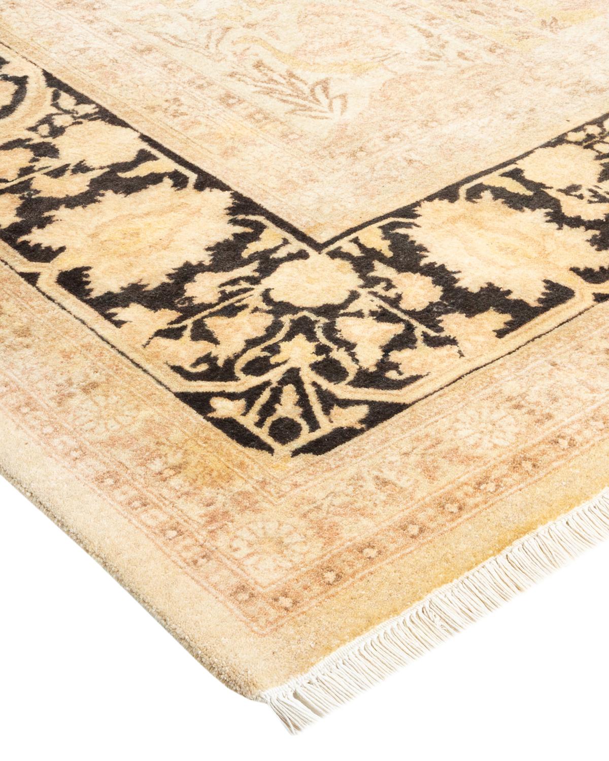 Tapis traditionnel ivoire Mogul unique en son genre fabriqué à la main en vente 1