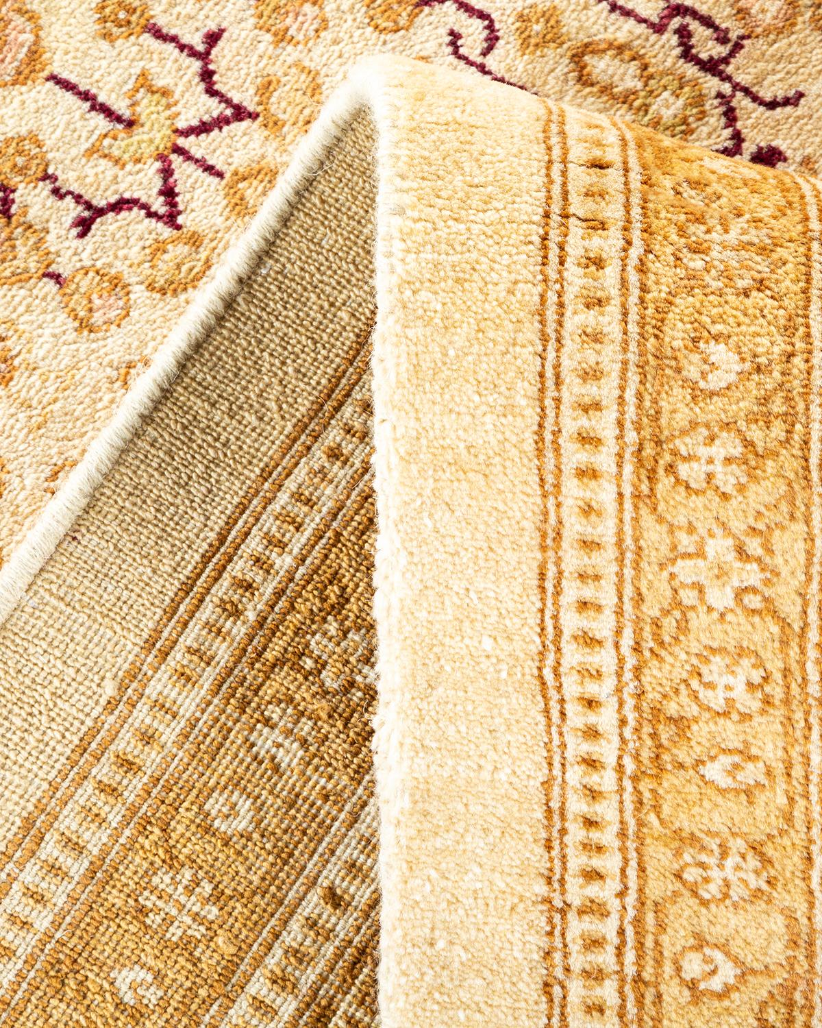 Traditioneller handgefertigter elfenbeinfarbener Mogul-Teppich, Unikat (Pakistanisch) im Angebot