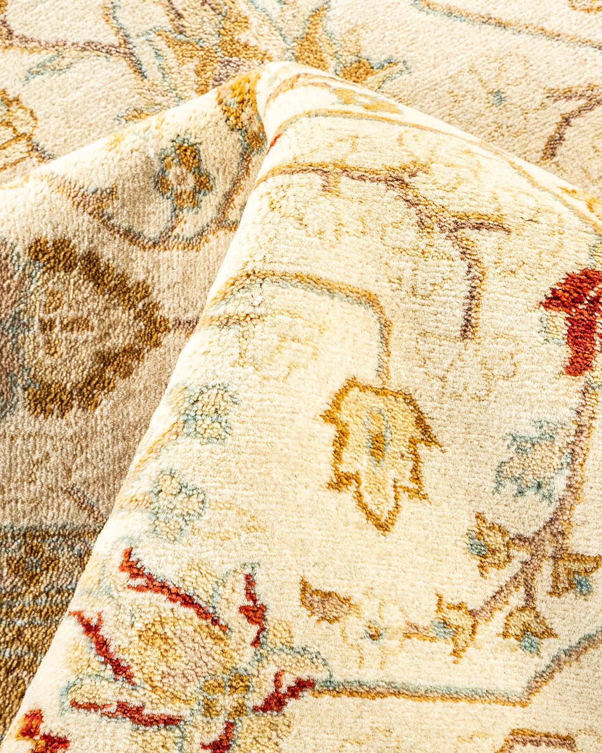 Altro Tappeto tradizionale Mogul Ivory, unico nel suo genere, realizzato a mano in vendita