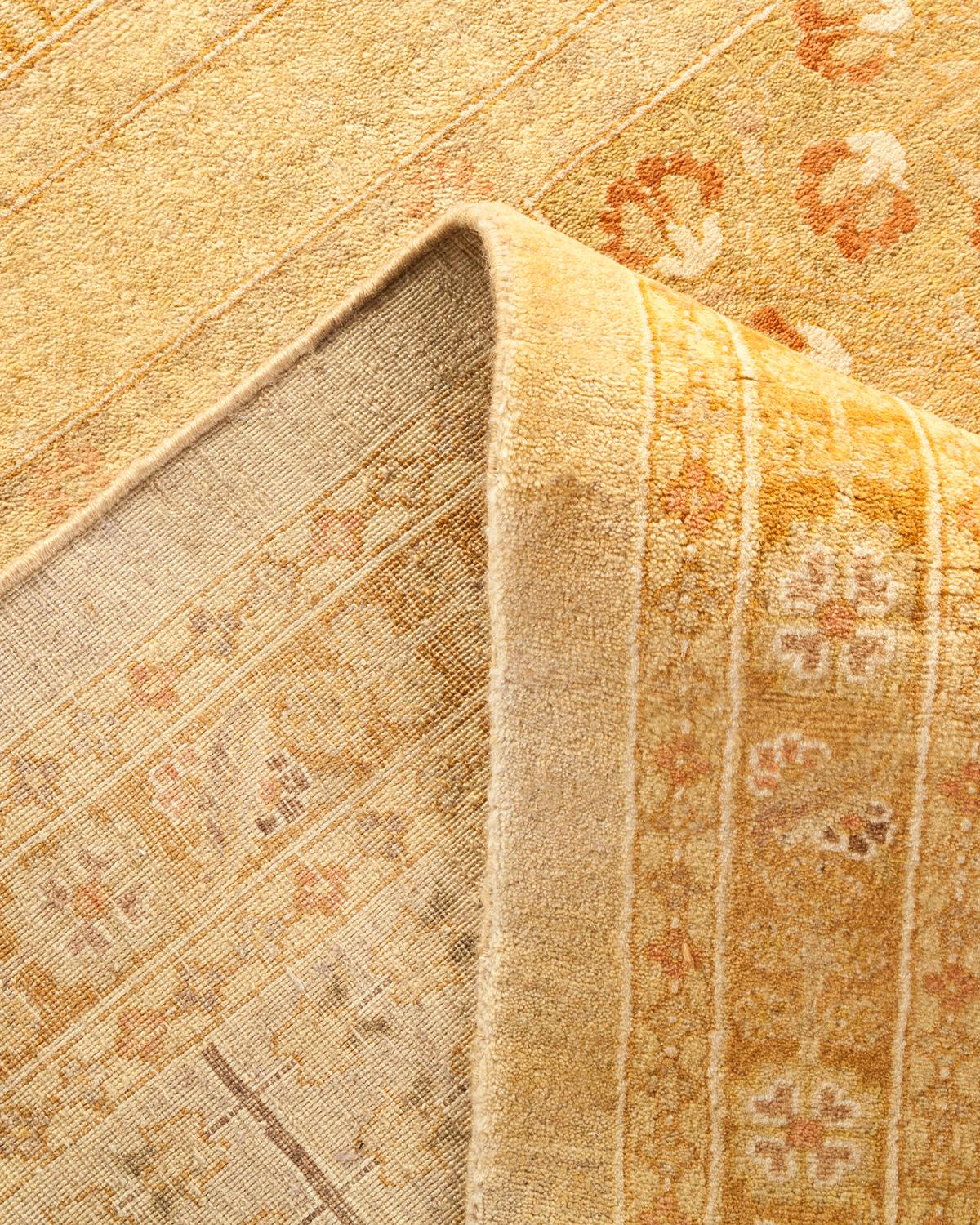 Traditioneller handgefertigter elfenbeinfarbener Mogul-Teppich, Unikat (Pakistanisch) im Angebot