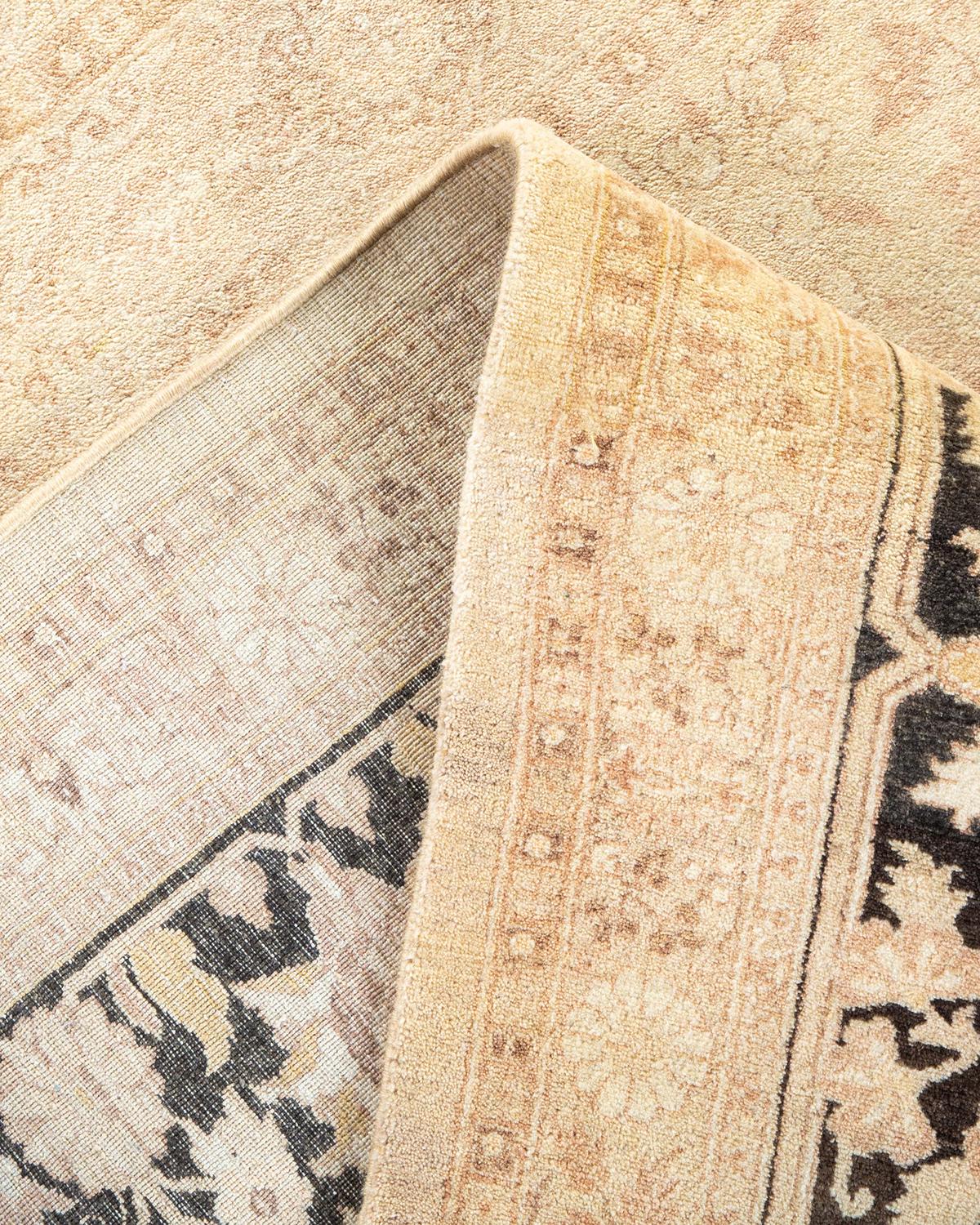 Noué à la main Tapis traditionnel ivoire Mogul unique en son genre fabriqué à la main en vente